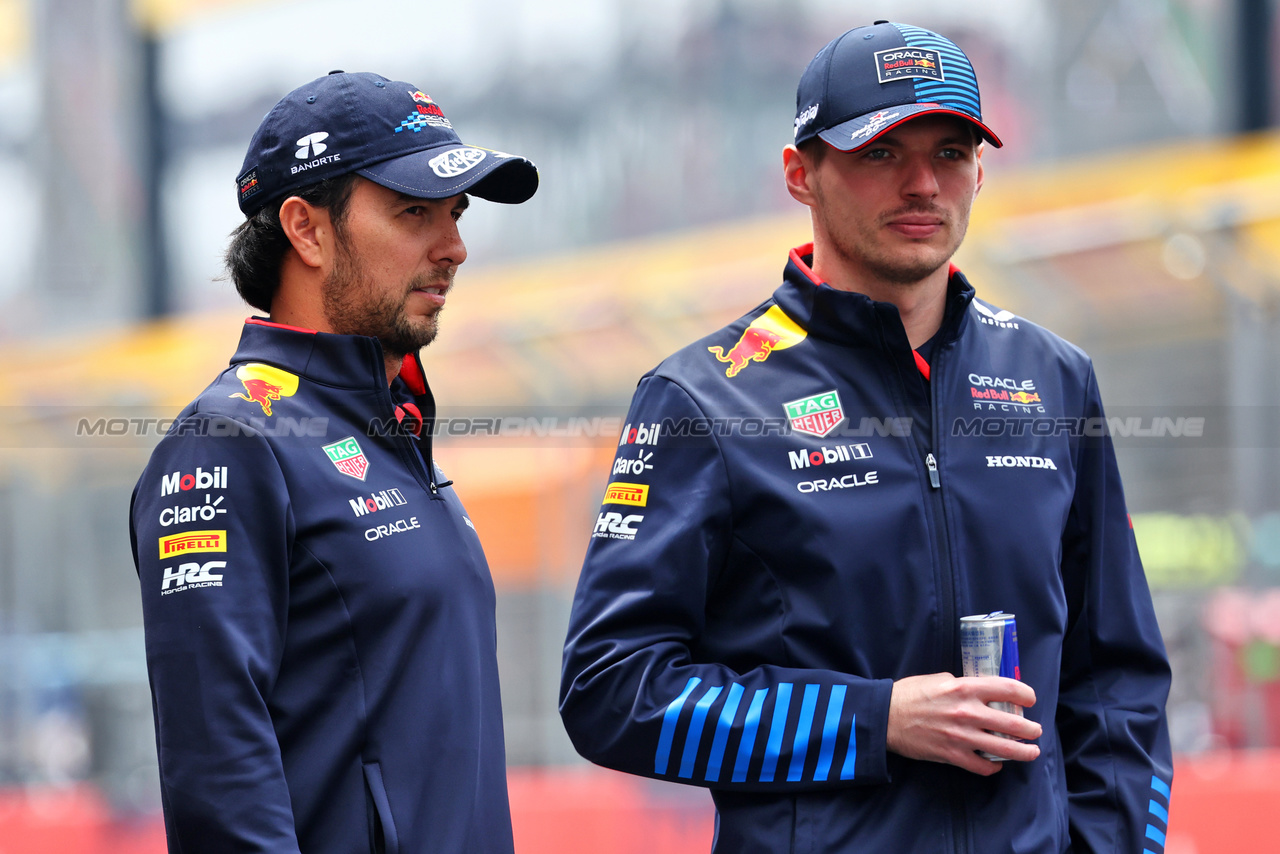 GP CINA, (L to R): Sergio Perez (MEX) Red Bull Racing e Max Verstappen (NLD) Red Bull Racing on the drivers' parade.

21.04.2024. Formula 1 World Championship, Rd 5, Chinese Grand Prix, Shanghai, China, Gara Day.

- www.xpbimages.com, EMail: requests@xpbimages.com © Copyright: Batchelor / XPB Images