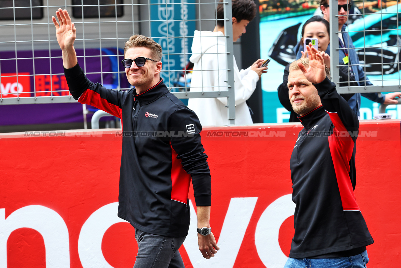GP CINA, (L to R): Nico Hulkenberg (GER) Haas F1 Team e Kevin Magnussen (DEN) Haas F1 Team on the drivers' parade.

21.04.2024. Formula 1 World Championship, Rd 5, Chinese Grand Prix, Shanghai, China, Gara Day.

- www.xpbimages.com, EMail: requests@xpbimages.com © Copyright: Batchelor / XPB Images