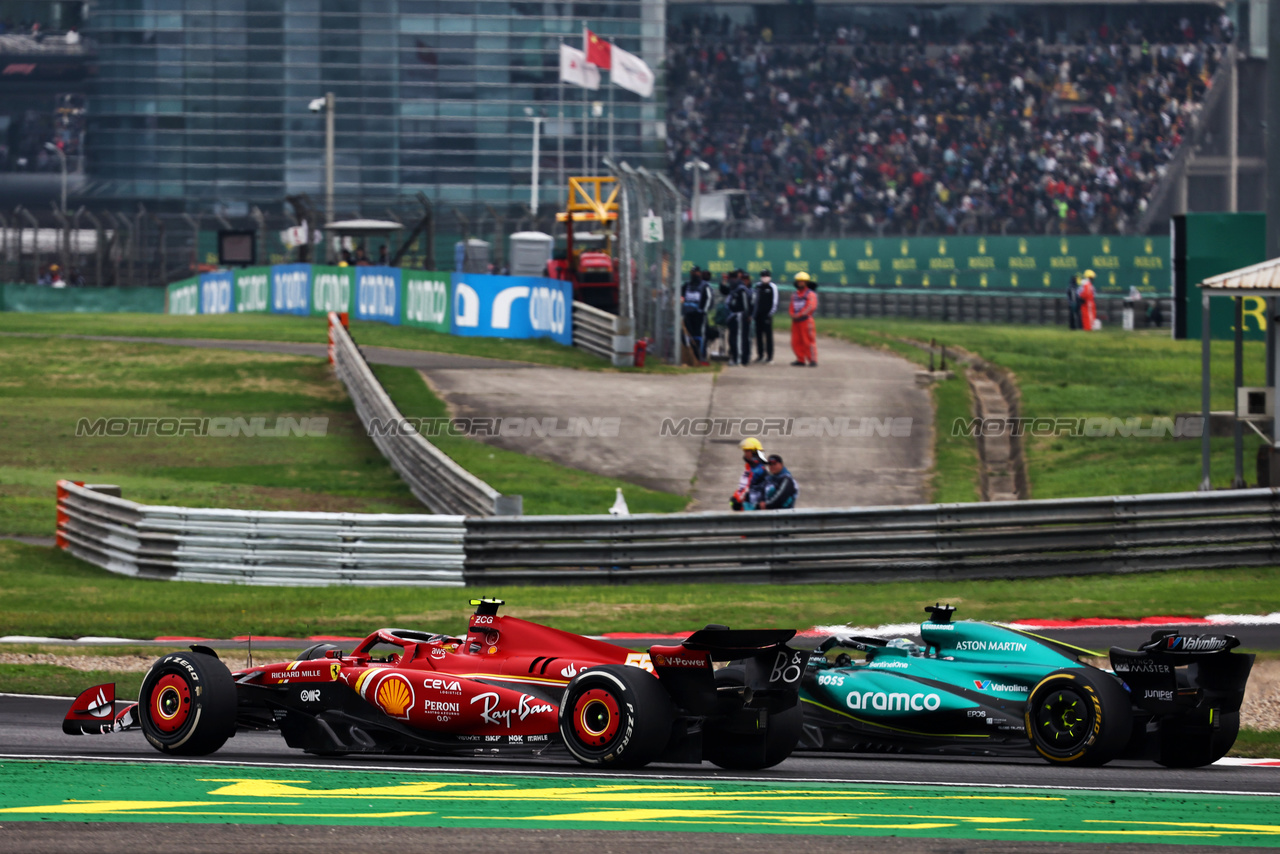 GP CINA, Carlos Sainz Jr (ESP) Ferrari SF-24 e Lance Stroll (CDN) Aston Martin F1 Team AMR24 battle for position.

21.04.2024. Formula 1 World Championship, Rd 5, Chinese Grand Prix, Shanghai, China, Gara Day.

- www.xpbimages.com, EMail: requests@xpbimages.com © Copyright: Batchelor / XPB Images