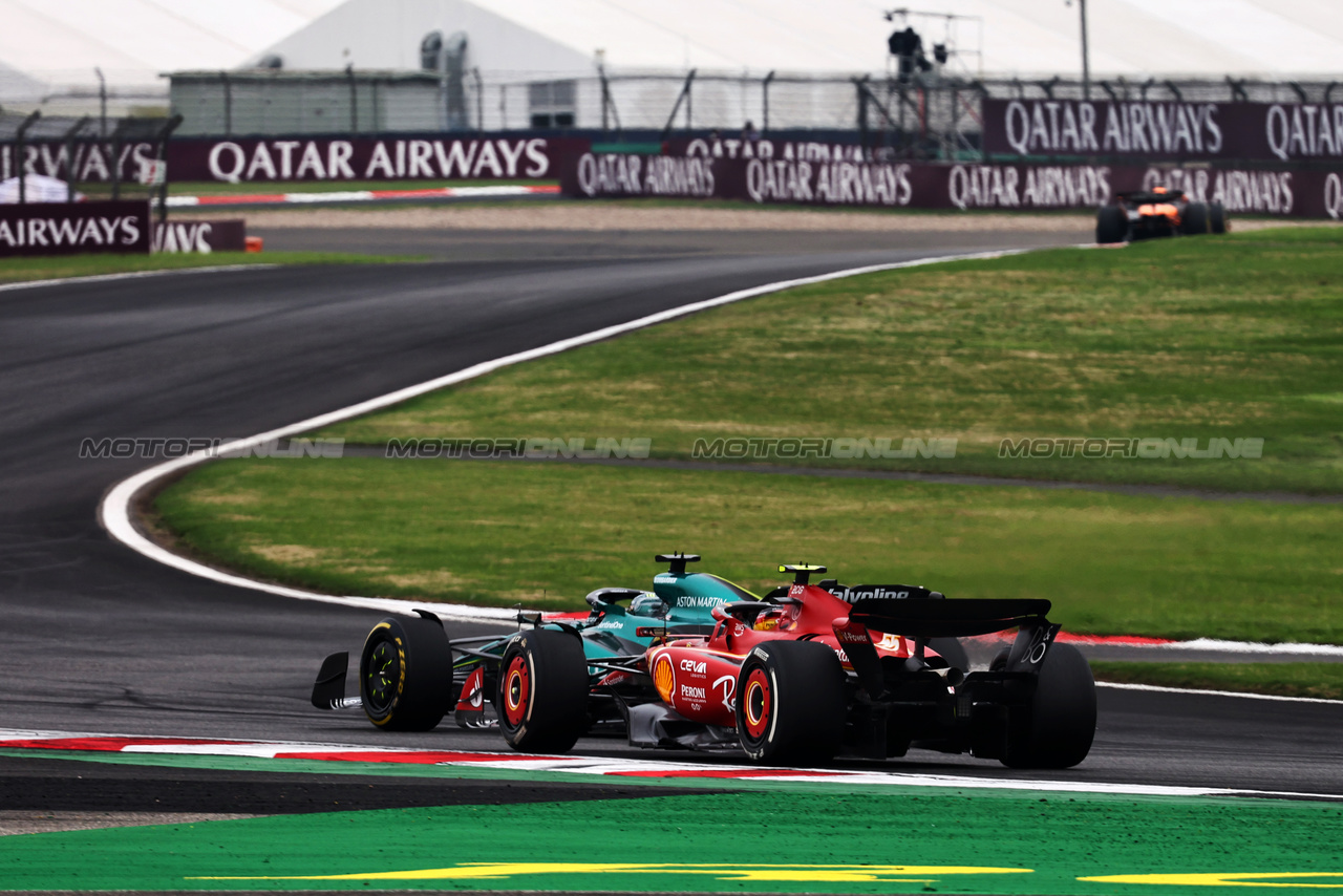 GP CINA, Carlos Sainz Jr (ESP) Ferrari SF-24 e Lance Stroll (CDN) Aston Martin F1 Team AMR24 battle for position.

21.04.2024. Formula 1 World Championship, Rd 5, Chinese Grand Prix, Shanghai, China, Gara Day.

- www.xpbimages.com, EMail: requests@xpbimages.com © Copyright: Batchelor / XPB Images