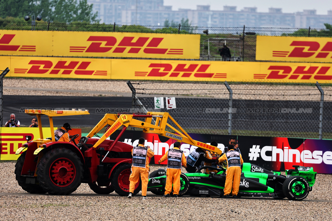 GP CINA, Marshals on the circuit as Valtteri Bottas (FIN) Sauber C44 retired from the race.

21.04.2024. Formula 1 World Championship, Rd 5, Chinese Grand Prix, Shanghai, China, Gara Day.

- www.xpbimages.com, EMail: requests@xpbimages.com © Copyright: Batchelor / XPB Images