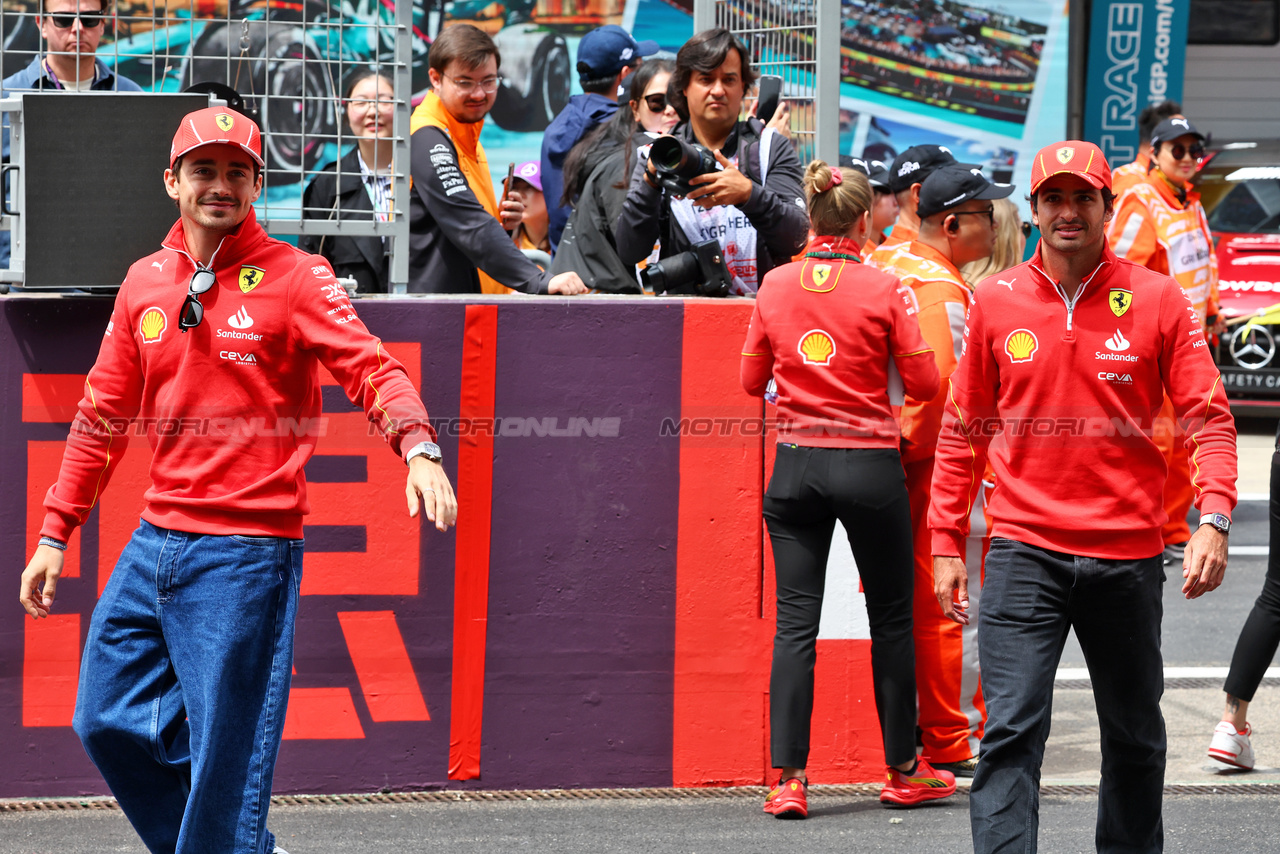 GP CINA, (L to R): Charles Leclerc (MON) Ferrari e Carlos Sainz Jr (ESP) Ferrari on the drivers' parade.

21.04.2024. Formula 1 World Championship, Rd 5, Chinese Grand Prix, Shanghai, China, Gara Day.

- www.xpbimages.com, EMail: requests@xpbimages.com © Copyright: Batchelor / XPB Images