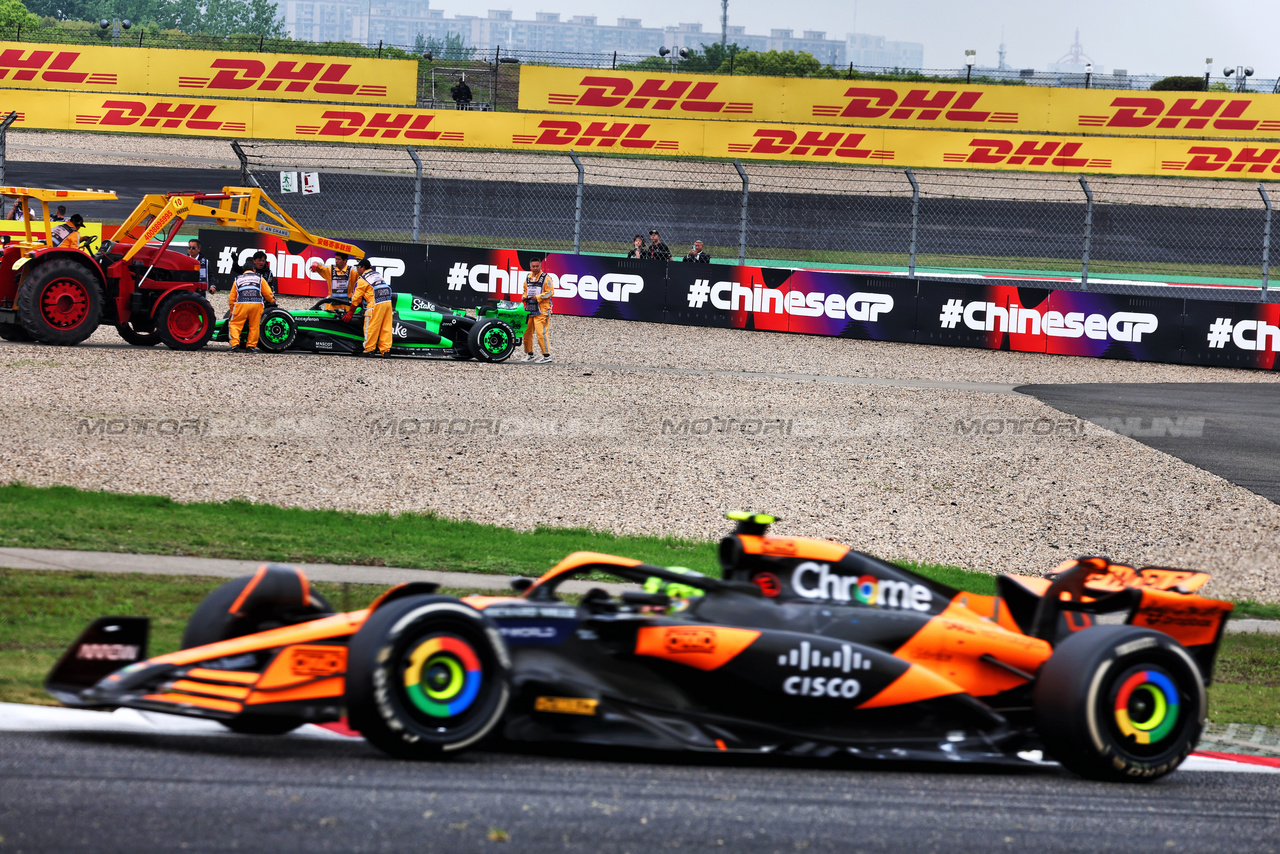 GP CINA, Lando Norris (GBR) McLaren MCL38 passes the retired Sauber C44 of Valtteri Bottas (FIN) Sauber.

21.04.2024. Formula 1 World Championship, Rd 5, Chinese Grand Prix, Shanghai, China, Gara Day.

- www.xpbimages.com, EMail: requests@xpbimages.com © Copyright: Batchelor / XPB Images