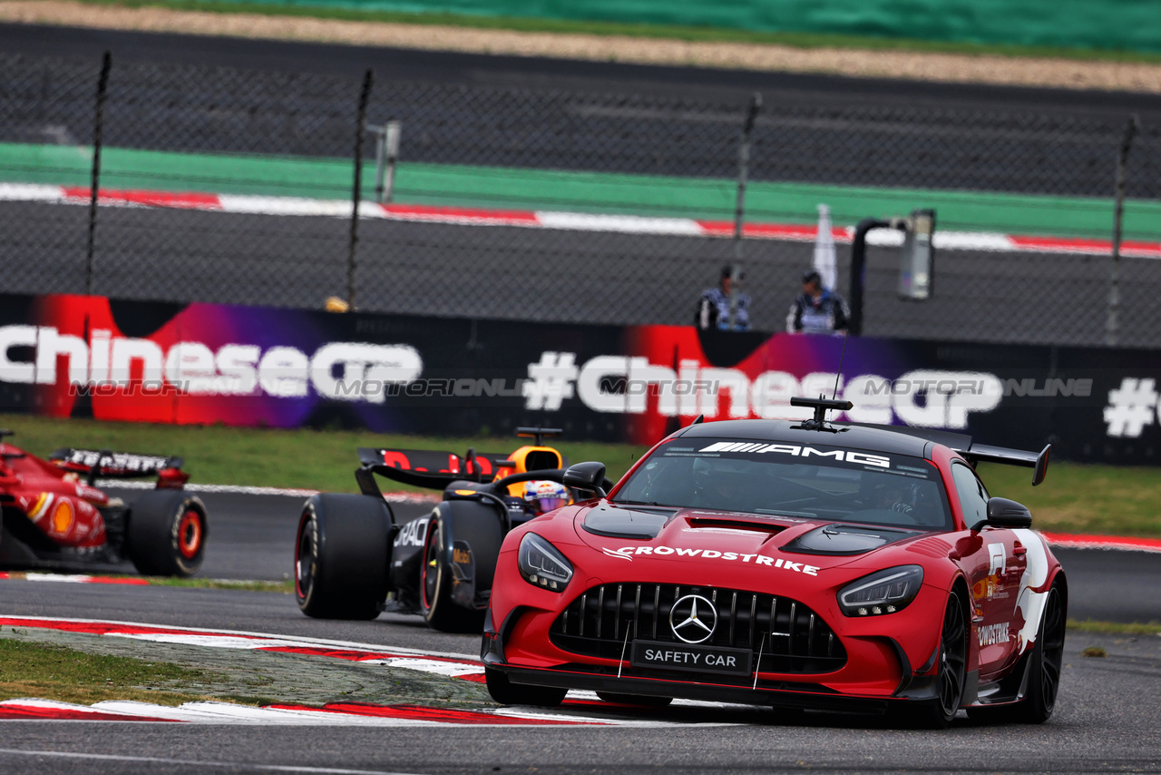 GP CINA, Max Verstappen (NLD) Red Bull Racing RB20 davanti a behind the Mercedes FIA Safety Car.

21.04.2024. Formula 1 World Championship, Rd 5, Chinese Grand Prix, Shanghai, China, Gara Day.

- www.xpbimages.com, EMail: requests@xpbimages.com © Copyright: Batchelor / XPB Images