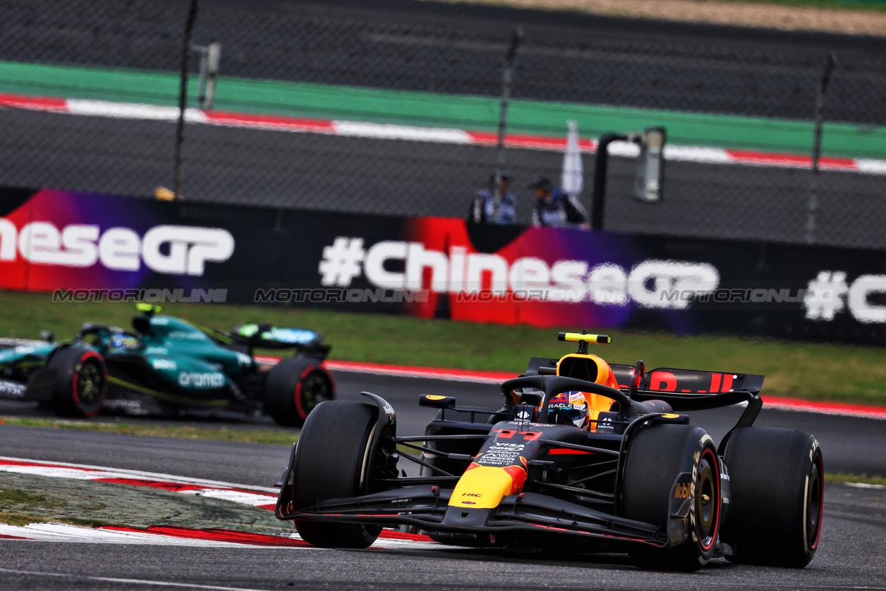 GP CINA, Sergio Perez (MEX) Red Bull Racing RB20.

21.04.2024. Formula 1 World Championship, Rd 5, Chinese Grand Prix, Shanghai, China, Gara Day.

- www.xpbimages.com, EMail: requests@xpbimages.com © Copyright: Batchelor / XPB Images