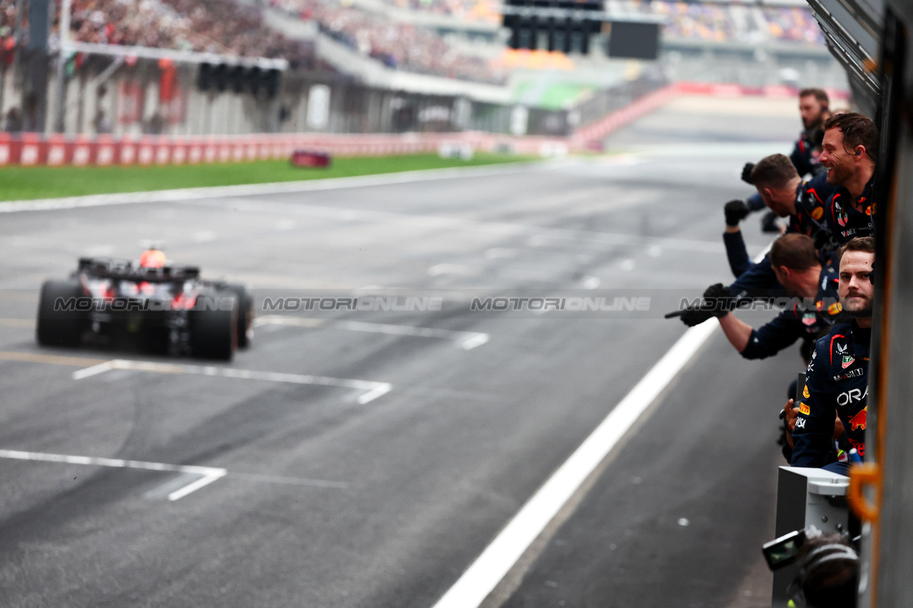 GP CINA, Gara winner Max Verstappen (NLD) Red Bull Racing RB20 passes the team at thje end of the race.

21.04.2024. Formula 1 World Championship, Rd 5, Chinese Grand Prix, Shanghai, China, Gara Day.

- www.xpbimages.com, EMail: requests@xpbimages.com © Copyright: Batchelor / XPB Images