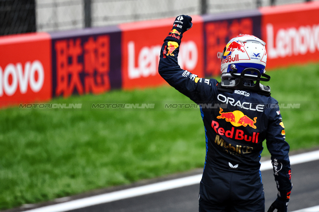 GP CINA, Gara winner Max Verstappen (NLD) Red Bull Racing celebrates in parc ferme.

21.04.2024. Formula 1 World Championship, Rd 5, Chinese Grand Prix, Shanghai, China, Gara Day.

- www.xpbimages.com, EMail: requests@xpbimages.com © Copyright: Batchelor / XPB Images