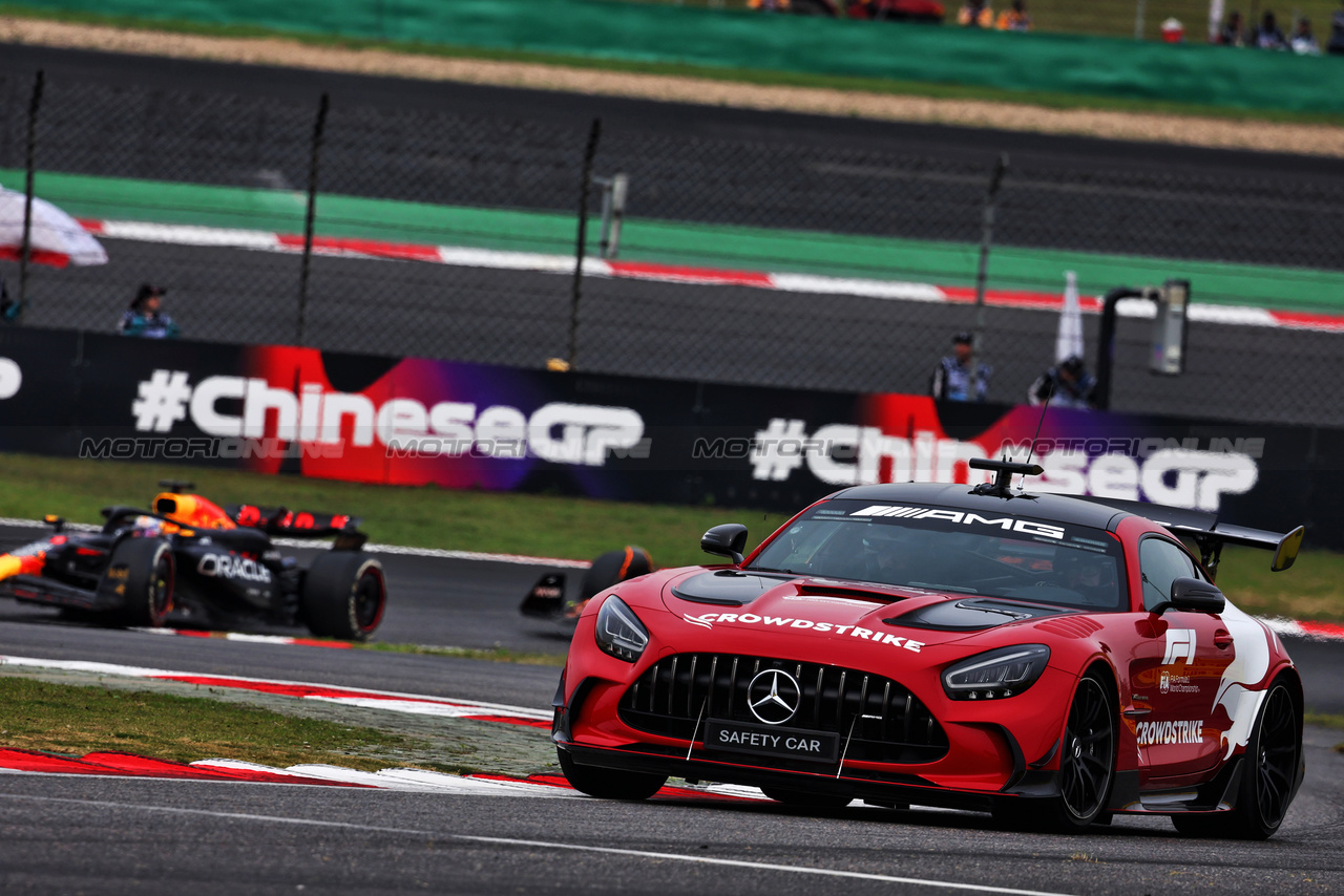 GP CINA, Max Verstappen (NLD) Red Bull Racing RB20 davanti a behind the Mercedes FIA Safety Car.

21.04.2024. Formula 1 World Championship, Rd 5, Chinese Grand Prix, Shanghai, China, Gara Day.

- www.xpbimages.com, EMail: requests@xpbimages.com © Copyright: Batchelor / XPB Images