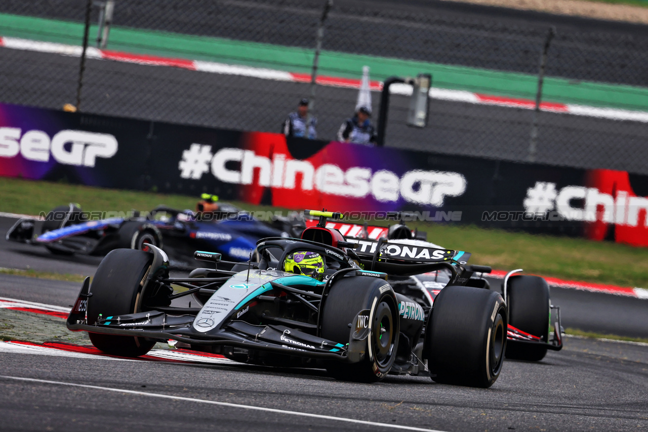 GP CINA, Lewis Hamilton (GBR) Mercedes AMG F1 W15.

21.04.2024. Formula 1 World Championship, Rd 5, Chinese Grand Prix, Shanghai, China, Gara Day.

- www.xpbimages.com, EMail: requests@xpbimages.com © Copyright: Batchelor / XPB Images