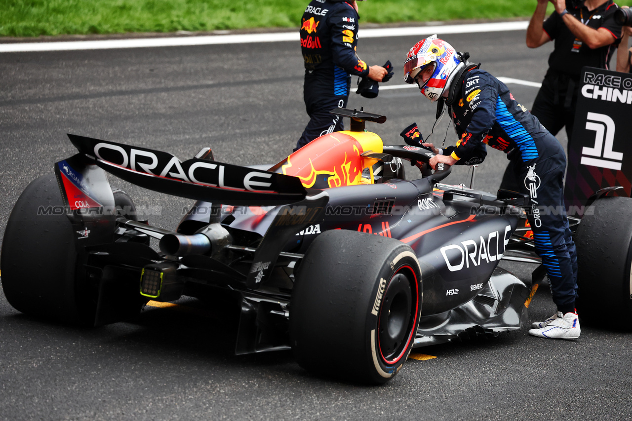 GP CINA, Gara winner Max Verstappen (NLD) Red Bull Racing RB20 in parc ferme.

21.04.2024. Formula 1 World Championship, Rd 5, Chinese Grand Prix, Shanghai, China, Gara Day.

- www.xpbimages.com, EMail: requests@xpbimages.com © Copyright: Batchelor / XPB Images