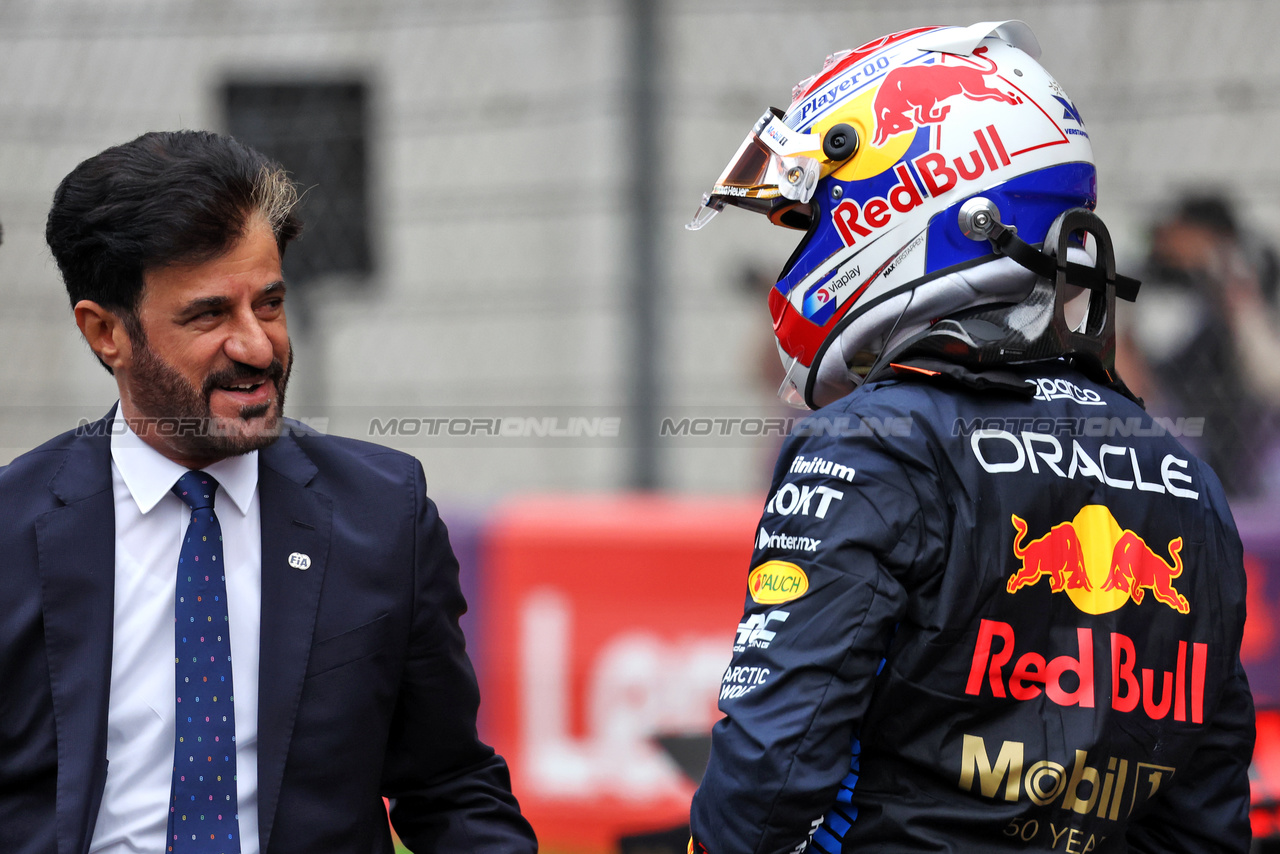 GP CINA, (L to R): Mohammed Bin Sulayem (UAE) FIA President with vincitore Max Verstappen (NLD) Red Bull Racing in parc ferme.

21.04.2024. Formula 1 World Championship, Rd 5, Chinese Grand Prix, Shanghai, China, Gara Day.

- www.xpbimages.com, EMail: requests@xpbimages.com © Copyright: Bearne / XPB Images