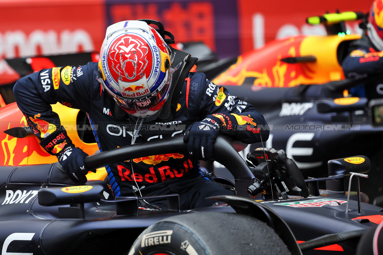 GP CINA, Gara winner Max Verstappen (NLD) Red Bull Racing RB20 in parc ferme.

21.04.2024. Formula 1 World Championship, Rd 5, Chinese Grand Prix, Shanghai, China, Gara Day.

- www.xpbimages.com, EMail: requests@xpbimages.com © Copyright: Bearne / XPB Images