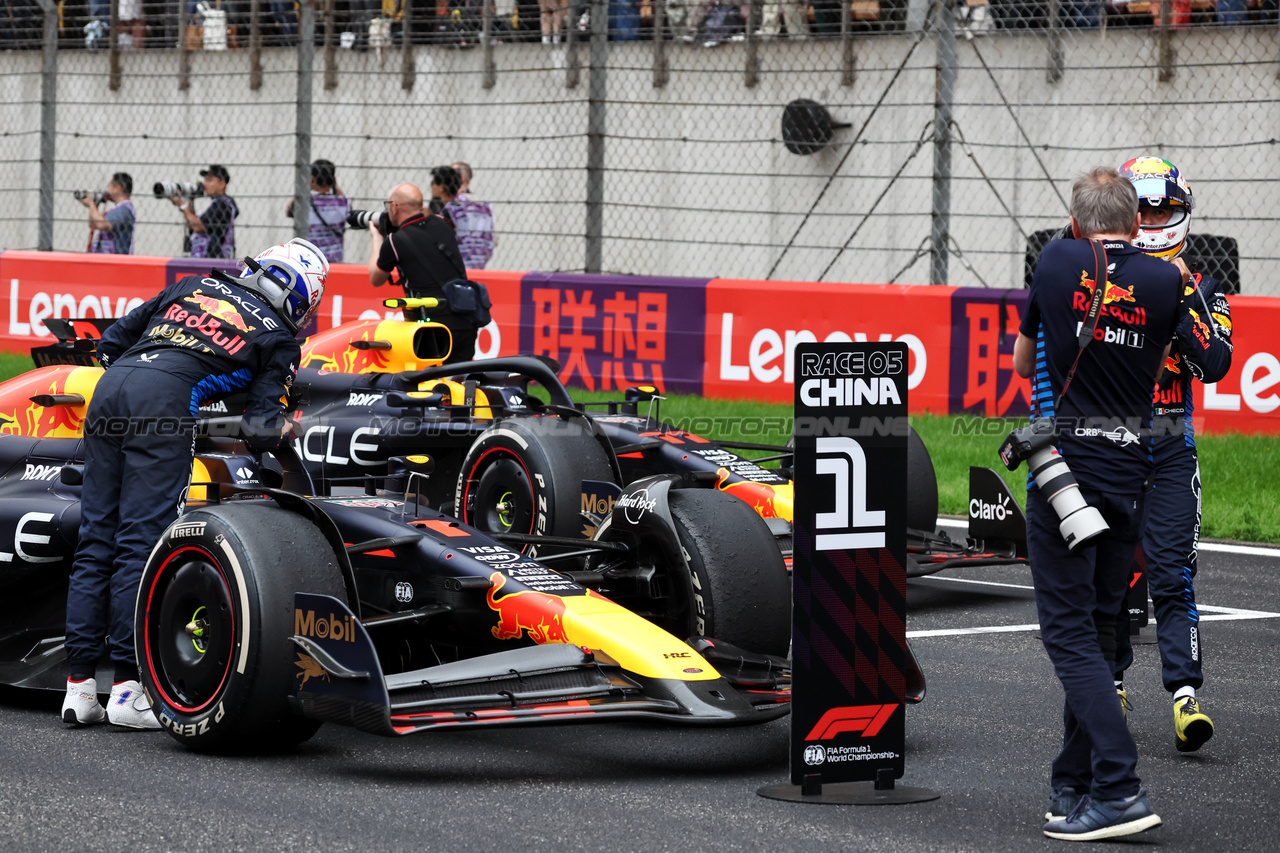 GP CINA, Gara winner Max Verstappen (NLD) Red Bull Racing RB20 e Sergio Perez (MEX) Red Bull Racing in parc ferme.

21.04.2024. Formula 1 World Championship, Rd 5, Chinese Grand Prix, Shanghai, China, Gara Day.

- www.xpbimages.com, EMail: requests@xpbimages.com © Copyright: Bearne / XPB Images