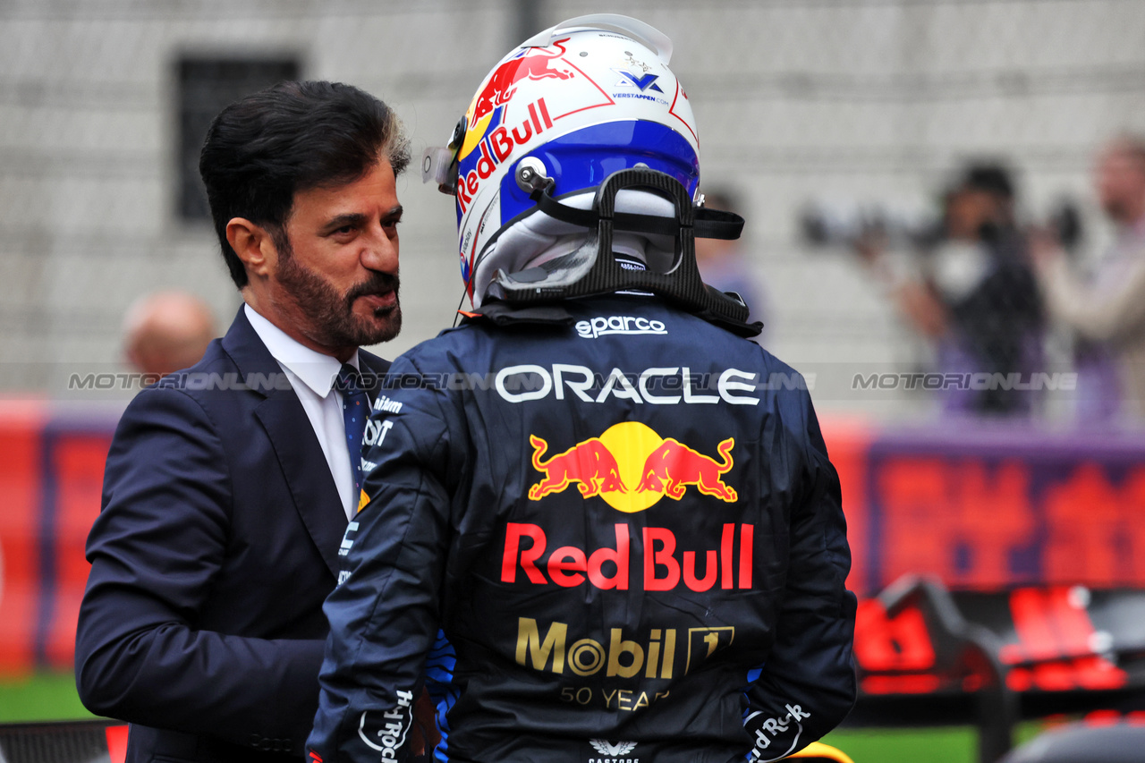 GP CINA, (L to R): Mohammed Bin Sulayem (UAE) FIA President with Max Verstappen (NLD) Red Bull Racing in parc ferme.

21.04.2024. Formula 1 World Championship, Rd 5, Chinese Grand Prix, Shanghai, China, Gara Day.

- www.xpbimages.com, EMail: requests@xpbimages.com © Copyright: Bearne / XPB Images
