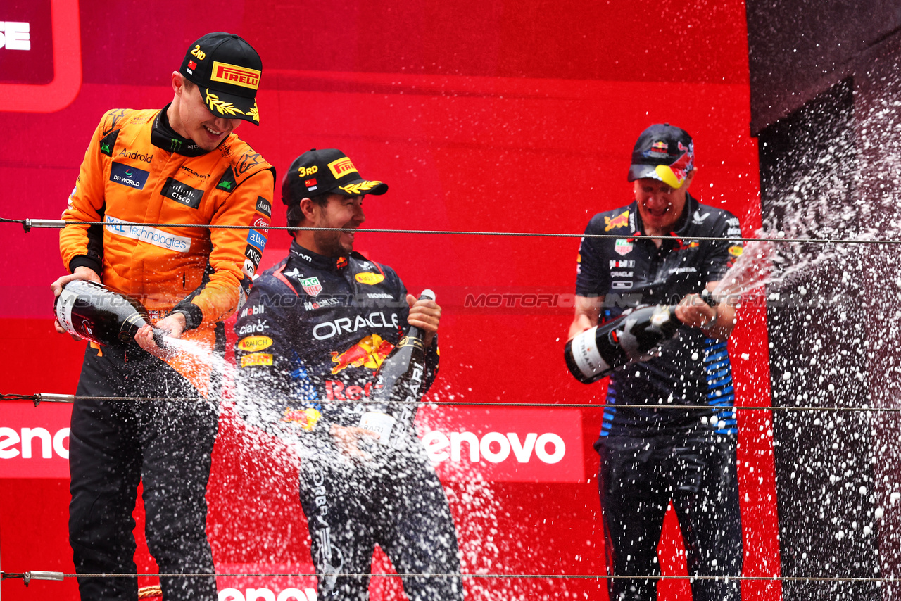 GP CINA, Lando Norris (GBR) McLaren celebrates his second position on the podium.

21.04.2024. Formula 1 World Championship, Rd 5, Chinese Grand Prix, Shanghai, China, Gara Day.

- www.xpbimages.com, EMail: requests@xpbimages.com © Copyright: Batchelor / XPB Images