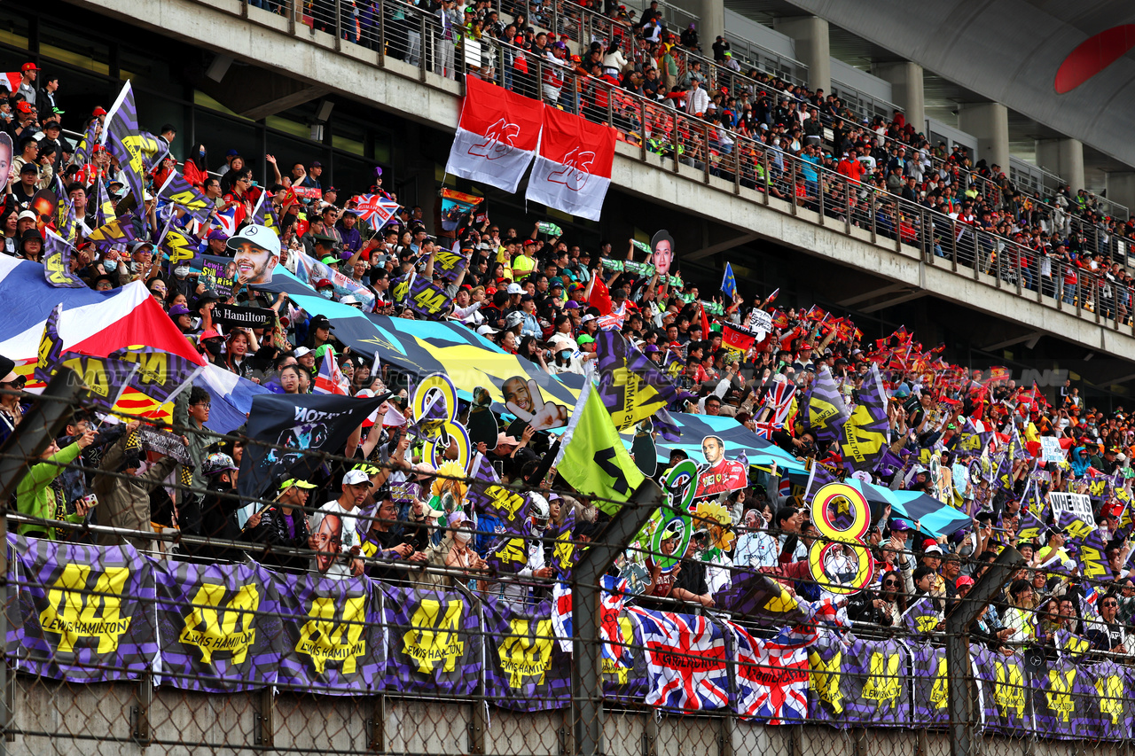 GP CINA, Circuit Atmosfera - Lewis Hamilton (GBR) Mercedes AMG F1 fans in the grandstand.

21.04.2024. Formula 1 World Championship, Rd 5, Chinese Grand Prix, Shanghai, China, Gara Day.

 - www.xpbimages.com, EMail: requests@xpbimages.com © Copyright: Coates / XPB Images