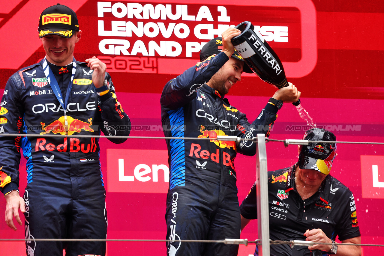 GP CINA, (L to R): Gara winner Max Verstappen (NLD) Red Bull Racing celebrates on the podium with third placed Sergio Perez (MEX) Red Bull Racing e Paul Monaghan (GBR) Red Bull Racing Chief Engineer.

21.04.2024. Formula 1 World Championship, Rd 5, Chinese Grand Prix, Shanghai, China, Gara Day.

- www.xpbimages.com, EMail: requests@xpbimages.com © Copyright: Batchelor / XPB Images