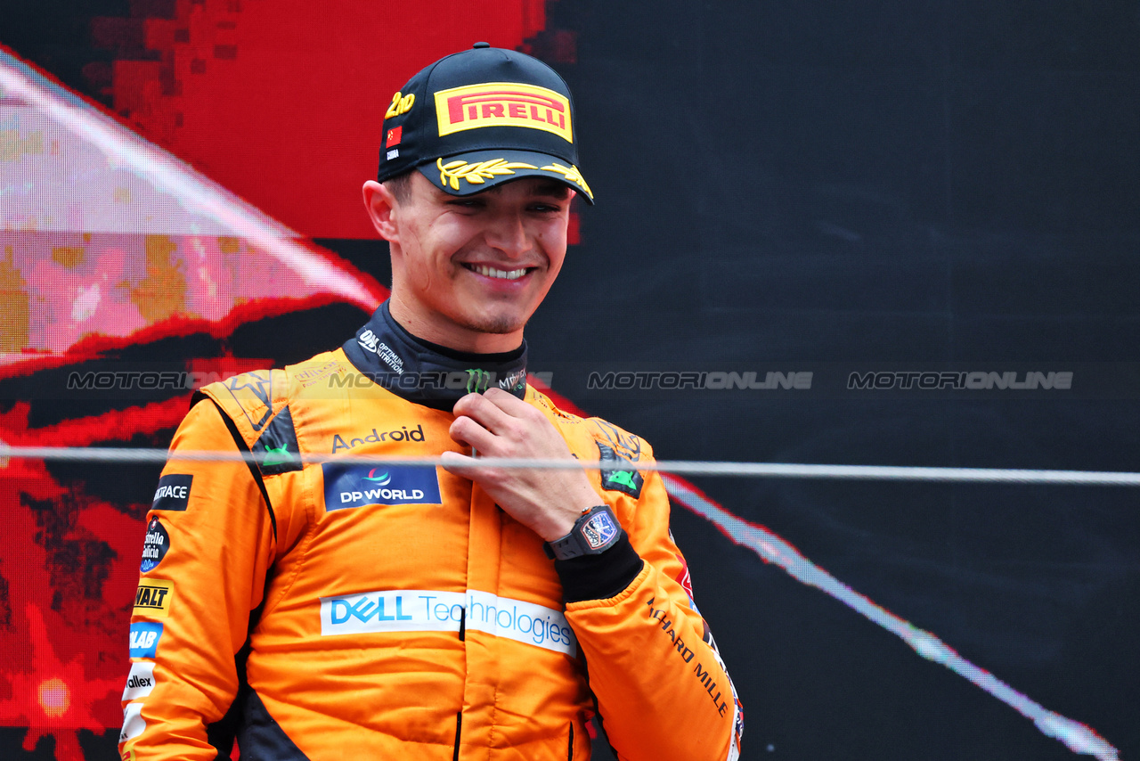 GP CINA, Lando Norris (GBR) McLaren celebrates his second position on the podium.

21.04.2024. Formula 1 World Championship, Rd 5, Chinese Grand Prix, Shanghai, China, Gara Day.

- www.xpbimages.com, EMail: requests@xpbimages.com © Copyright: Batchelor / XPB Images