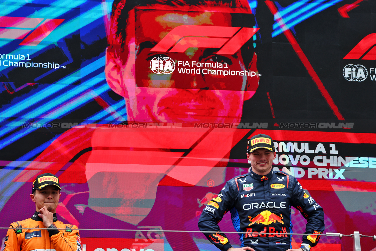 GP CINA, (L to R): Lando Norris (GBR) McLaren e vincitore Max Verstappen (NLD) Red Bull Racing on the podium.

21.04.2024. Formula 1 World Championship, Rd 5, Chinese Grand Prix, Shanghai, China, Gara Day.

- www.xpbimages.com, EMail: requests@xpbimages.com © Copyright: Batchelor / XPB Images