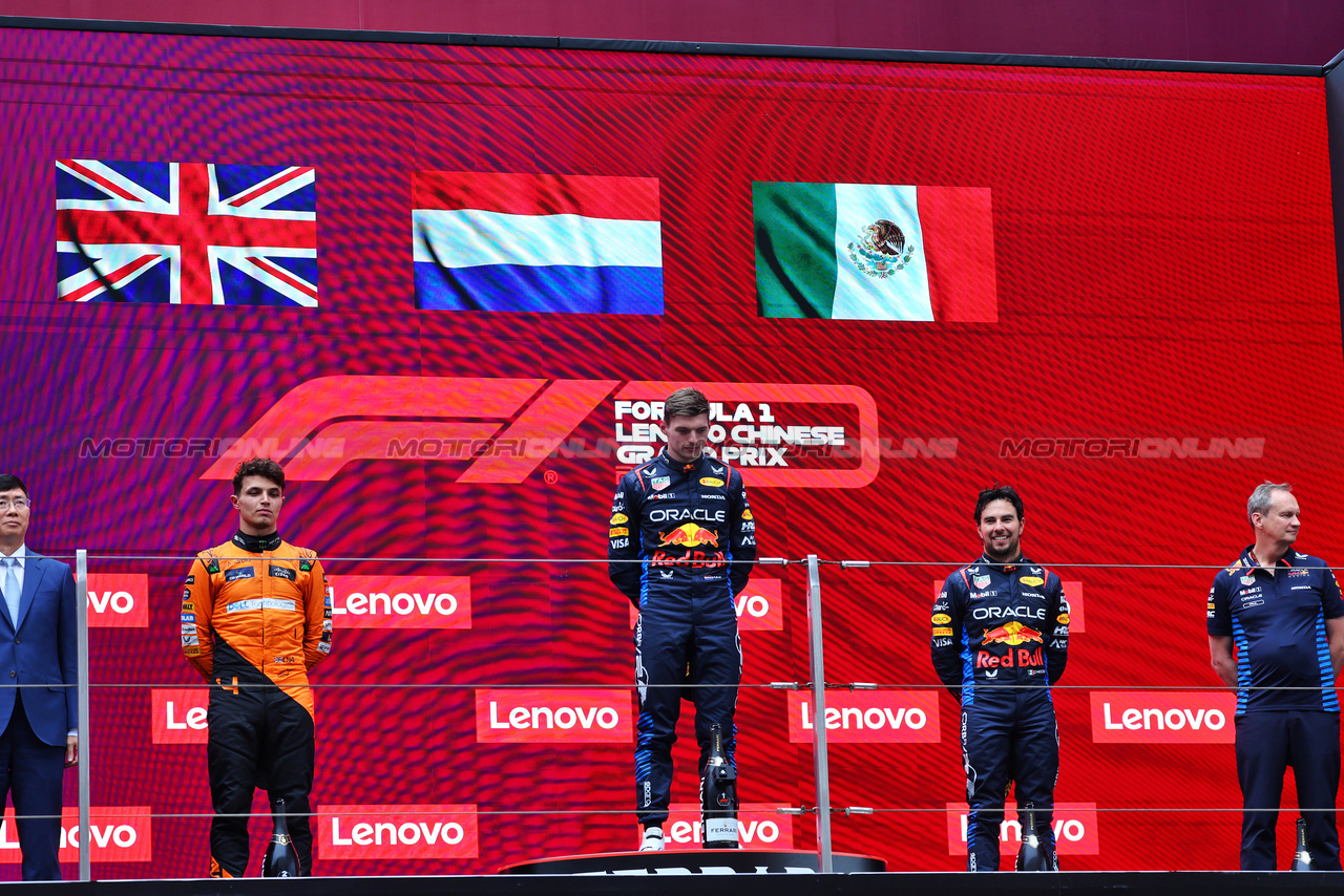 GP CINA, The podium (L to R): Lando Norris (GBR) McLaren, second; Max Verstappen (NLD) Red Bull Racing, vincitore; Sergio Perez (MEX) Red Bull Racing, third; Paul Monaghan (GBR) Red Bull Racing Chief Engineer.

21.04.2024. Formula 1 World Championship, Rd 5, Chinese Grand Prix, Shanghai, China, Gara Day.

- www.xpbimages.com, EMail: requests@xpbimages.com © Copyright: Batchelor / XPB Images