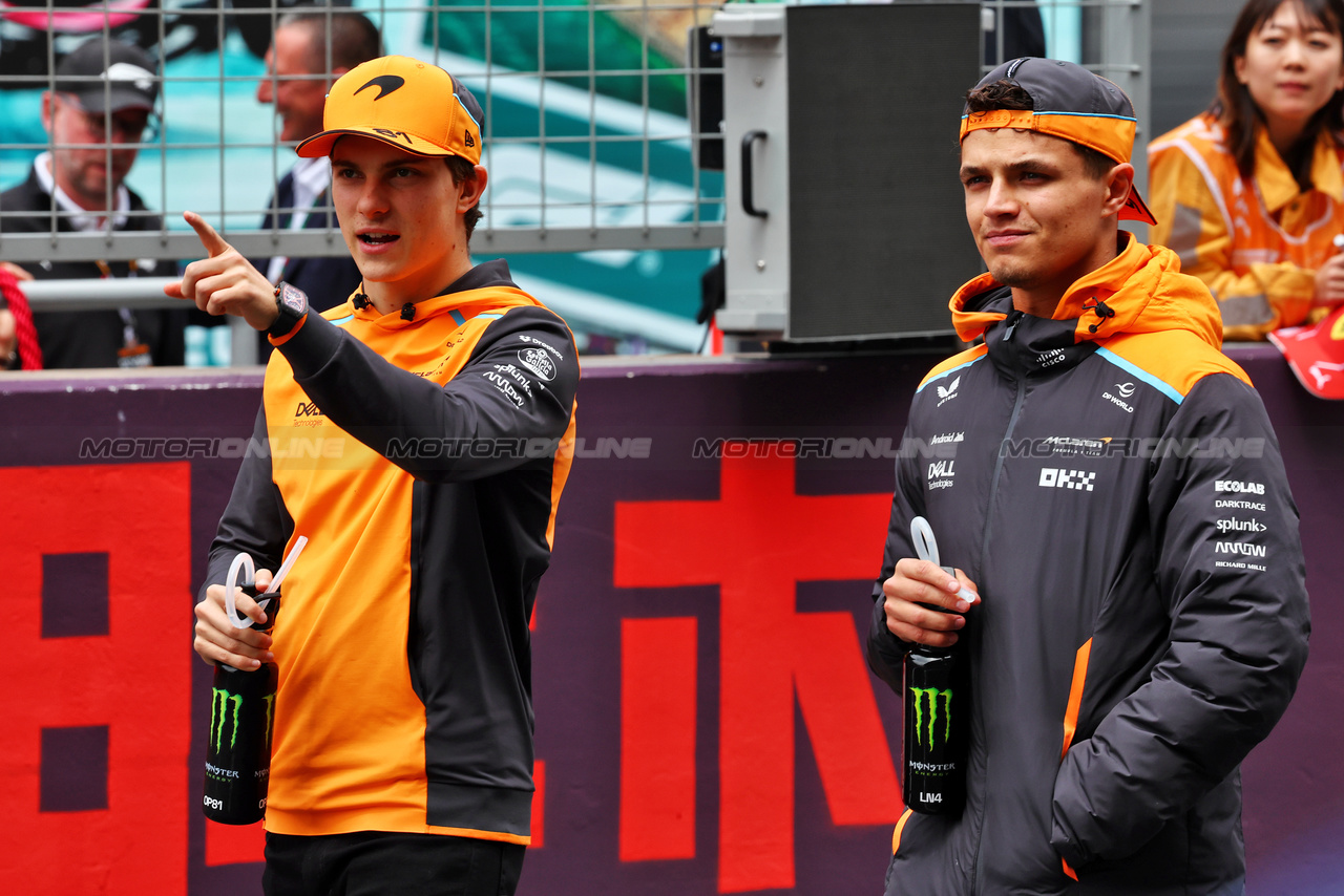 GP CINA, (L to R): Oscar Piastri (AUS) McLaren e Lando Norris (GBR) McLaren on the drivers' parade.

21.04.2024. Formula 1 World Championship, Rd 5, Chinese Grand Prix, Shanghai, China, Gara Day.

- www.xpbimages.com, EMail: requests@xpbimages.com © Copyright: Batchelor / XPB Images