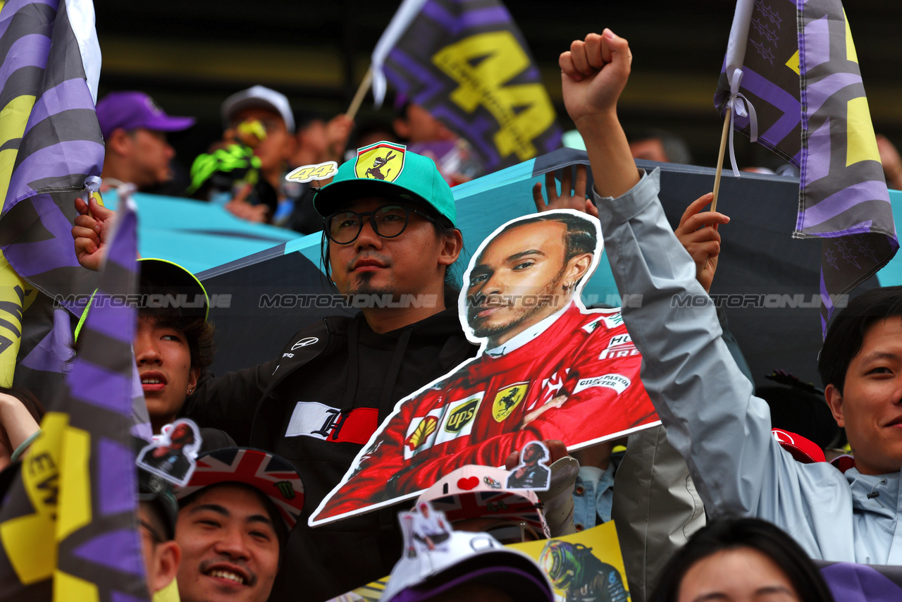 GP CINA, Circuit Atmosfera - Lewis Hamilton (GBR) Mercedes AMG F1 fans in the grandstand.

21.04.2024. Formula 1 World Championship, Rd 5, Chinese Grand Prix, Shanghai, China, Gara Day.

 - www.xpbimages.com, EMail: requests@xpbimages.com © Copyright: Coates / XPB Images