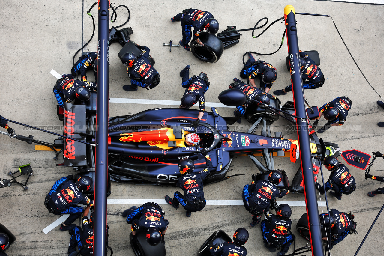 GP CINA, Max Verstappen (NLD) Red Bull Racing RB20 makes a pit stop.

21.04.2024. Formula 1 World Championship, Rd 5, Chinese Grand Prix, Shanghai, China, Gara Day.

- www.xpbimages.com, EMail: requests@xpbimages.com © Copyright: Bearne / XPB Images