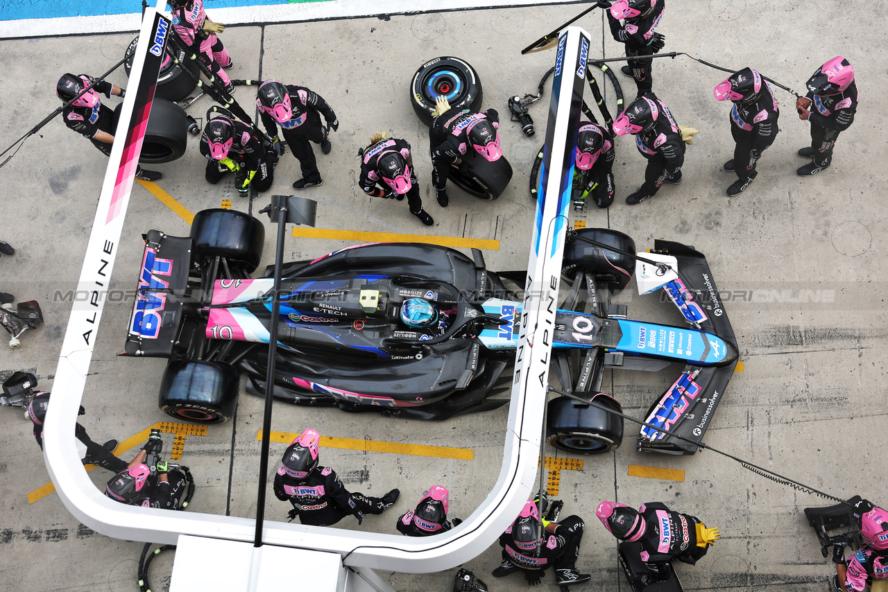 GP CINA, Pierre Gasly (FRA) Alpine F1 Team A524 makes a pit stop.

21.04.2024. Formula 1 World Championship, Rd 5, Chinese Grand Prix, Shanghai, China, Gara Day.

- www.xpbimages.com, EMail: requests@xpbimages.com © Copyright: Bearne / XPB Images
