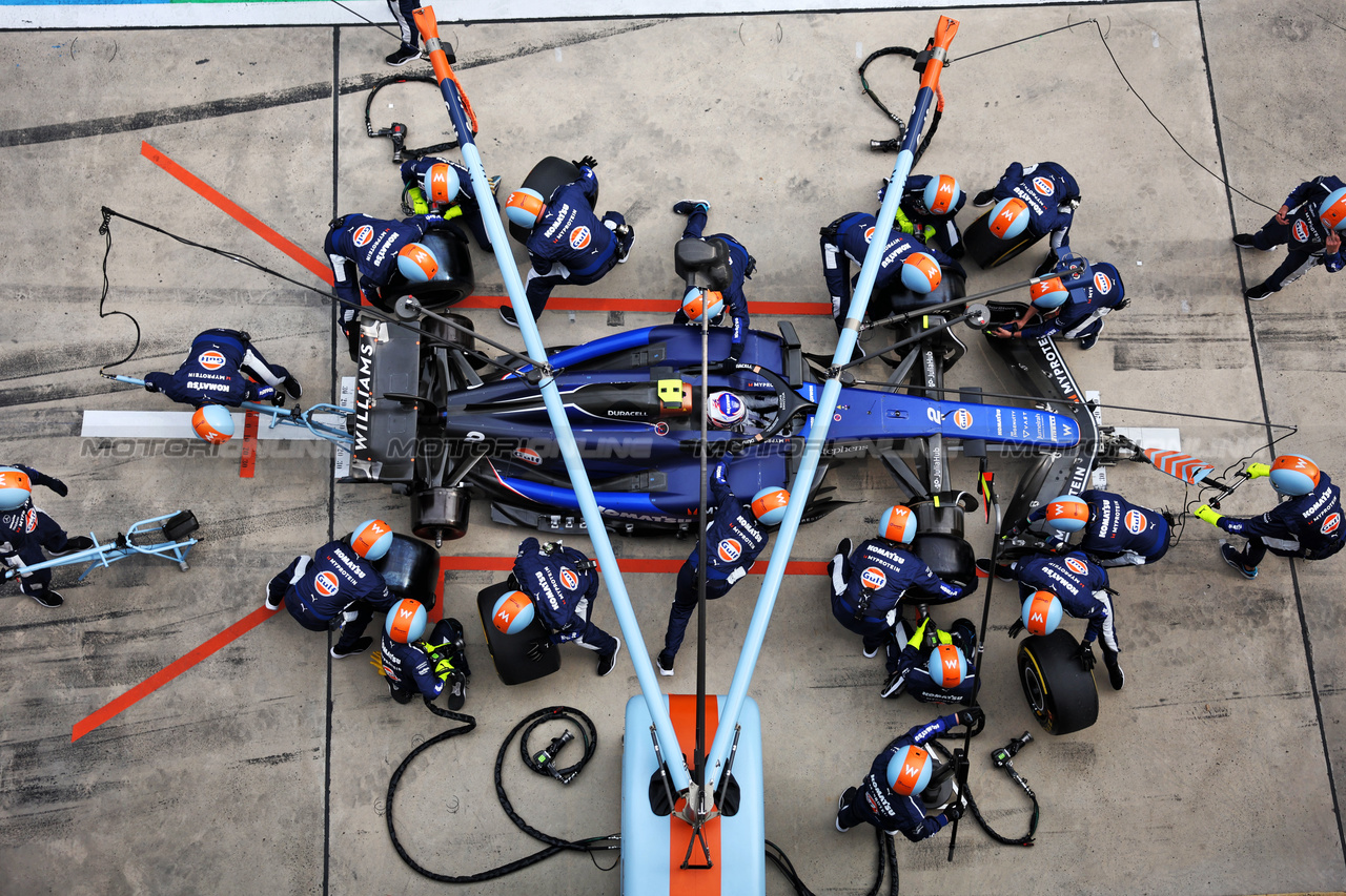 GP CINA, Logan Sargeant (USA) Williams Racing FW46 makes a pit stop.

21.04.2024. Formula 1 World Championship, Rd 5, Chinese Grand Prix, Shanghai, China, Gara Day.

- www.xpbimages.com, EMail: requests@xpbimages.com © Copyright: Bearne / XPB Images