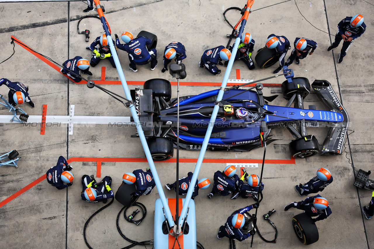 GP CINA, Logan Sargeant (USA) Williams Racing FW46 makes a pit stop.

21.04.2024. Formula 1 World Championship, Rd 5, Chinese Grand Prix, Shanghai, China, Gara Day.

- www.xpbimages.com, EMail: requests@xpbimages.com © Copyright: Bearne / XPB Images