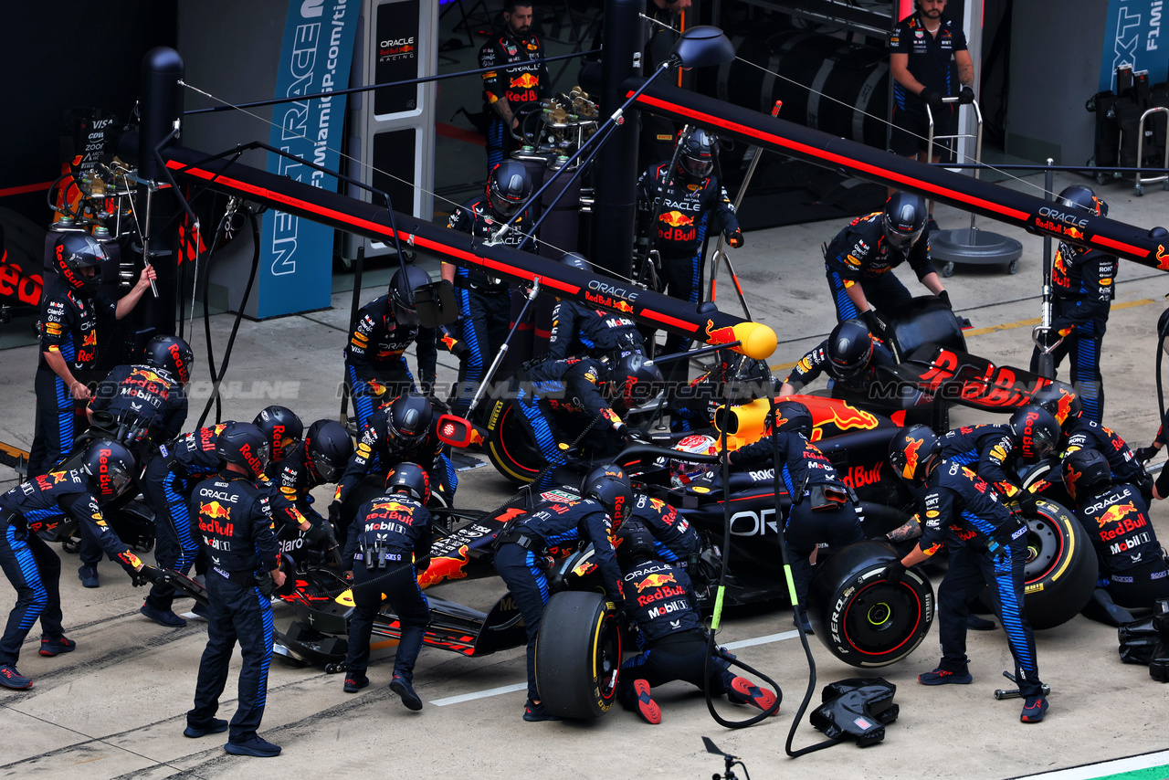 GP CINA, Max Verstappen (NLD) Red Bull Racing RB20 makes a pit stop.

21.04.2024. Formula 1 World Championship, Rd 5, Chinese Grand Prix, Shanghai, China, Gara Day.

 - www.xpbimages.com, EMail: requests@xpbimages.com © Copyright: Coates / XPB Images