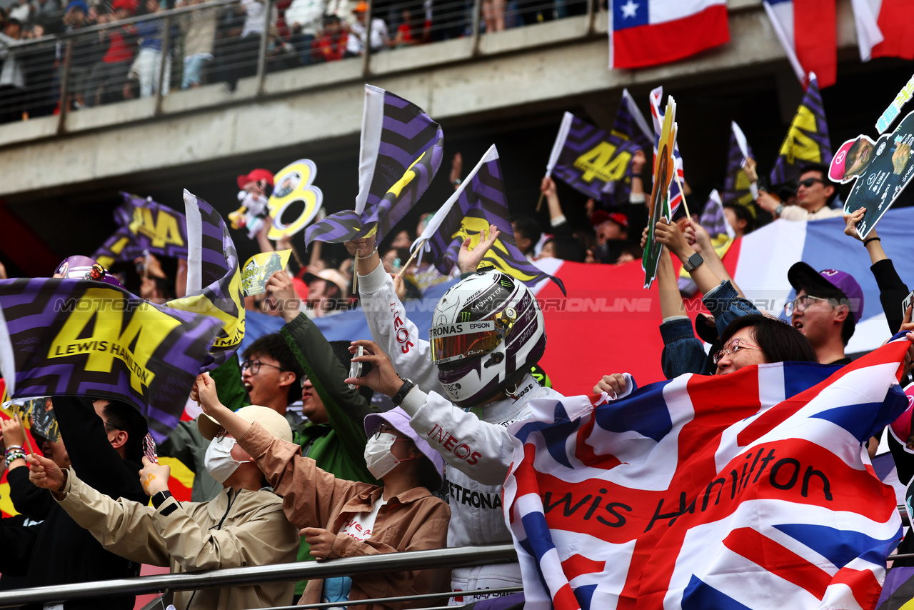 GP CINA, Circuit Atmosfera - Lewis Hamilton (GBR) Mercedes AMG F1 fans in the grandstand.

21.04.2024. Formula 1 World Championship, Rd 5, Chinese Grand Prix, Shanghai, China, Gara Day.

 - www.xpbimages.com, EMail: requests@xpbimages.com © Copyright: Coates / XPB Images