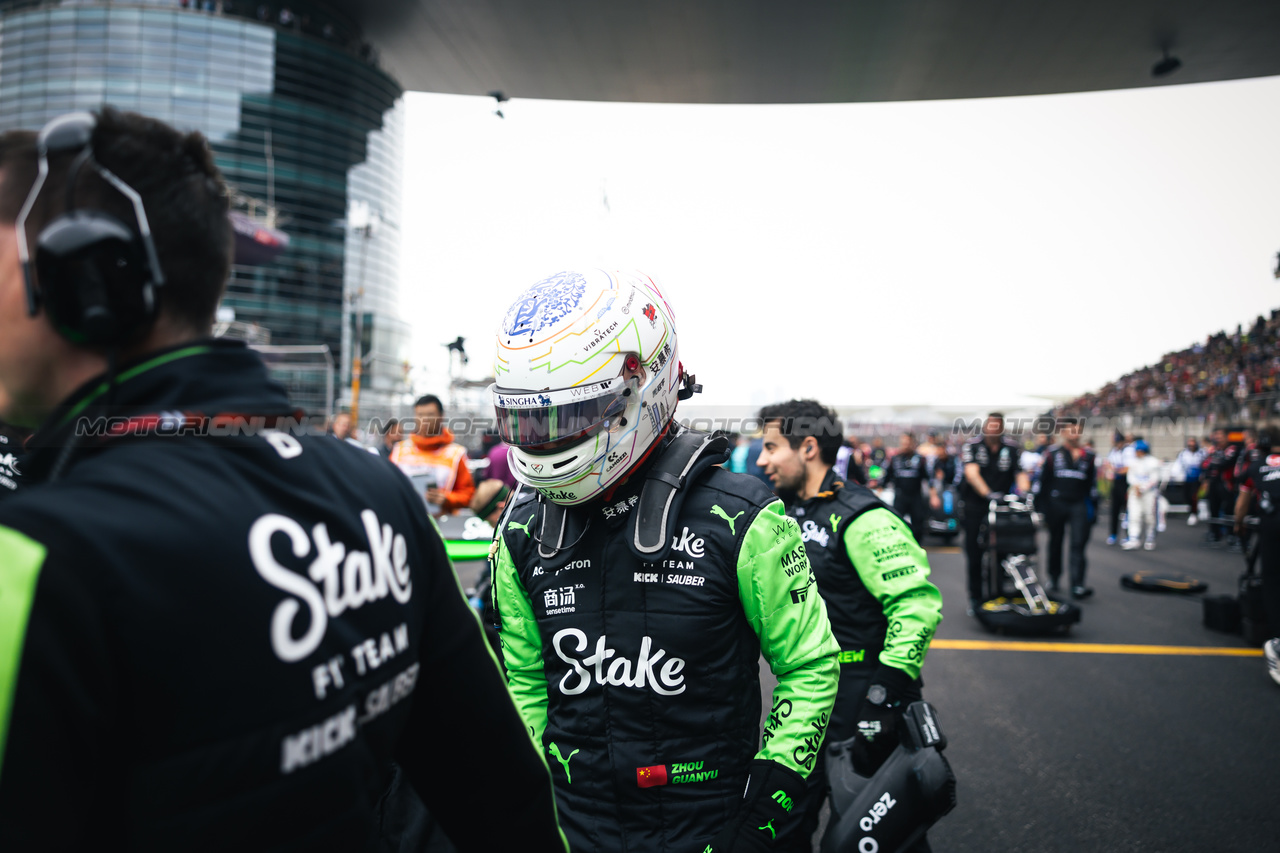 GP CINA, Zhou Guanyu (CHN) Sauber on the grid.

21.04.2024. Formula 1 World Championship, Rd 5, Chinese Grand Prix, Shanghai, China, Gara Day.

- www.xpbimages.com, EMail: requests@xpbimages.com © Copyright: Bearne / XPB Images