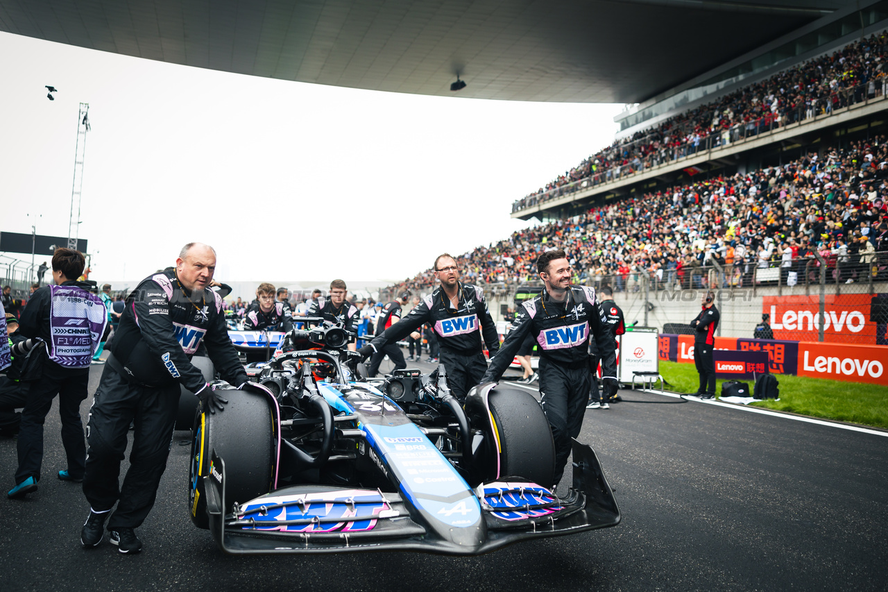 GP CINA, Esteban Ocon (FRA) Alpine F1 Team A524 on the grid.

21.04.2024. Formula 1 World Championship, Rd 5, Chinese Grand Prix, Shanghai, China, Gara Day.

- www.xpbimages.com, EMail: requests@xpbimages.com © Copyright: Bearne / XPB Images