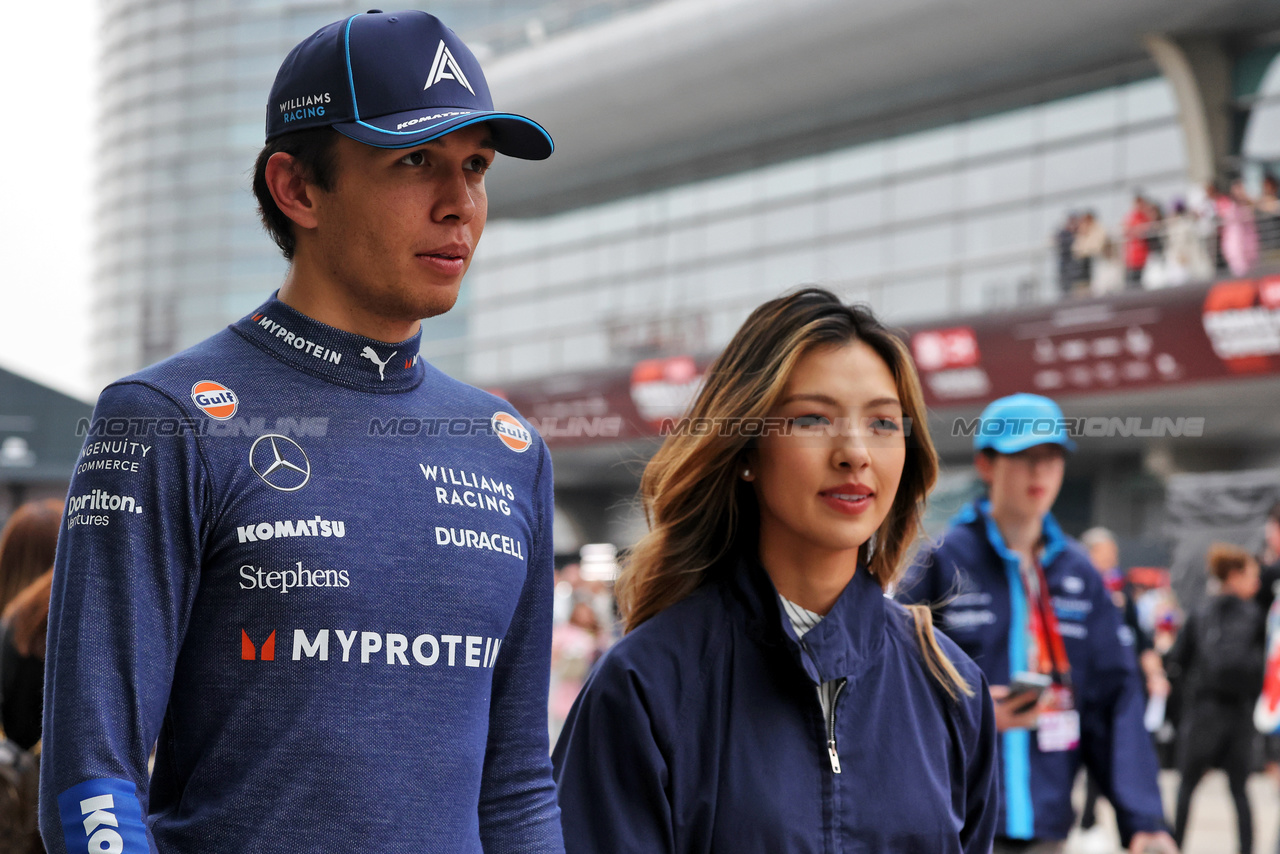 GP CINA, (L to R): Alexander Albon (THA) Williams Racing with girlfriend Muni Lily He (CHN) Professional Golfer.

21.04.2024. Formula 1 World Championship, Rd 5, Chinese Grand Prix, Shanghai, China, Gara Day.

- www.xpbimages.com, EMail: requests@xpbimages.com © Copyright: Rew / XPB Images