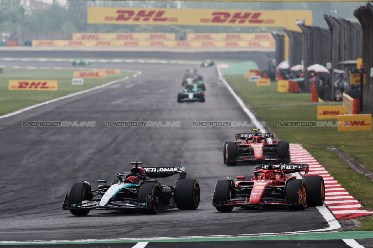 GP CINA, George Russell (GBR) Mercedes AMG F1 W15 e Charles Leclerc (MON) Ferrari SF-24 battle for position.

21.04.2024. Formula 1 World Championship, Rd 5, Chinese Grand Prix, Shanghai, China, Gara Day.

- www.xpbimages.com, EMail: requests@xpbimages.com © Copyright: Rew / XPB Images