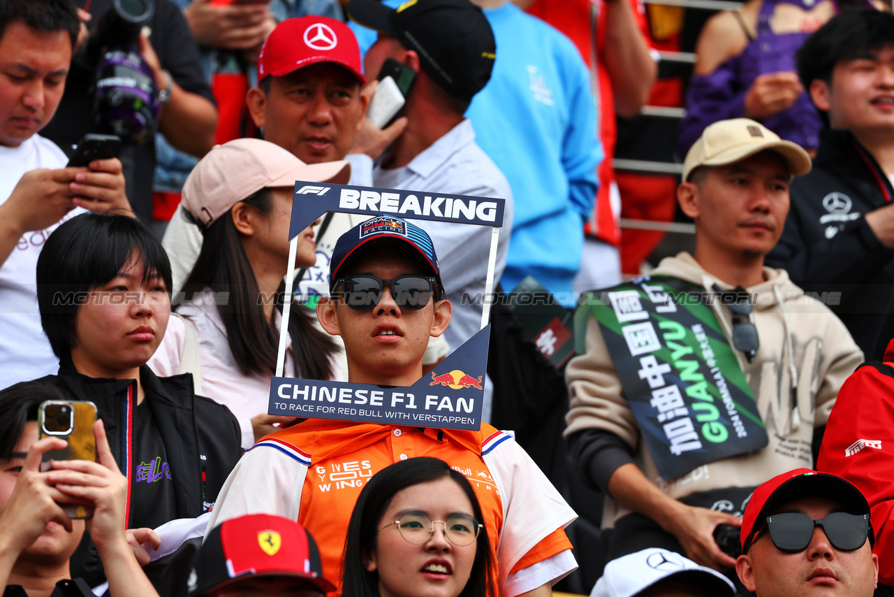 GP CINA, Circuit Atmosfera- Max Verstappen (NLD) Red Bull Racing fans in the grandstand.

21.04.2024. Formula 1 World Championship, Rd 5, Chinese Grand Prix, Shanghai, China, Gara Day.

 - www.xpbimages.com, EMail: requests@xpbimages.com © Copyright: Coates / XPB Images