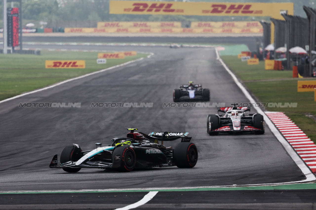 GP CINA, Lewis Hamilton (GBR) Mercedes AMG F1 W15.

21.04.2024. Formula 1 World Championship, Rd 5, Chinese Grand Prix, Shanghai, China, Gara Day.

- www.xpbimages.com, EMail: requests@xpbimages.com © Copyright: Rew / XPB Images