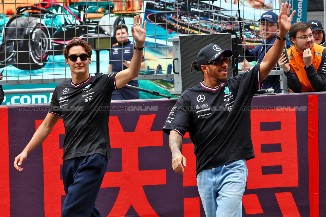 GP CINA, (L to R): George Russell (GBR) Mercedes AMG F1 e Lewis Hamilton (GBR) Mercedes AMG F1 on the drivers' parade.

21.04.2024. Formula 1 World Championship, Rd 5, Chinese Grand Prix, Shanghai, China, Gara Day.

- www.xpbimages.com, EMail: requests@xpbimages.com © Copyright: Batchelor / XPB Images