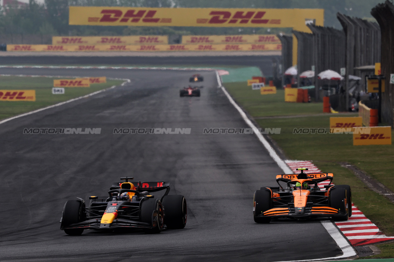 GP CINA, Max Verstappen (NLD) Red Bull Racing RB20 e Lando Norris (GBR) McLaren MCL38 battle for position.

21.04.2024. Formula 1 World Championship, Rd 5, Chinese Grand Prix, Shanghai, China, Gara Day.

- www.xpbimages.com, EMail: requests@xpbimages.com © Copyright: Rew / XPB Images