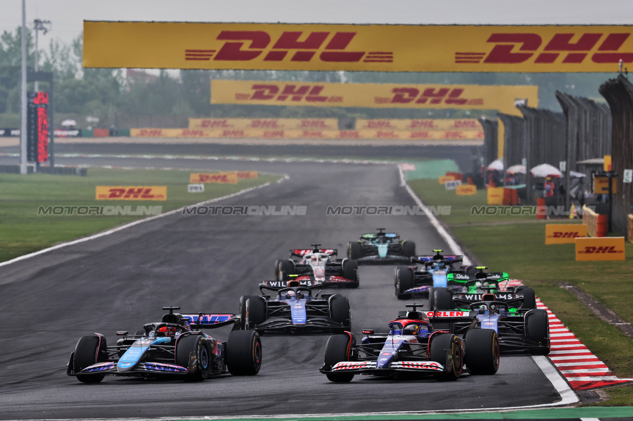 GP CINA, Esteban Ocon (FRA) Alpine F1 Team A524 e Daniel Ricciardo (AUS) RB VCARB 01 battle for position.

21.04.2024. Formula 1 World Championship, Rd 5, Chinese Grand Prix, Shanghai, China, Gara Day.

- www.xpbimages.com, EMail: requests@xpbimages.com © Copyright: Rew / XPB Images