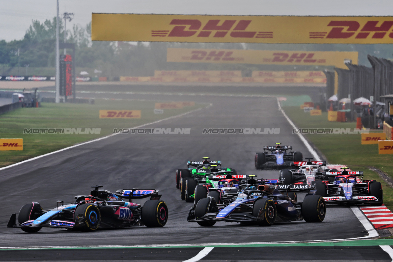 GP CINA, Esteban Ocon (FRA) Alpine F1 Team A524 e Alexander Albon (THA) Williams Racing FW46 at the partenza of the race.

21.04.2024. Formula 1 World Championship, Rd 5, Chinese Grand Prix, Shanghai, China, Gara Day.

- www.xpbimages.com, EMail: requests@xpbimages.com © Copyright: Rew / XPB Images