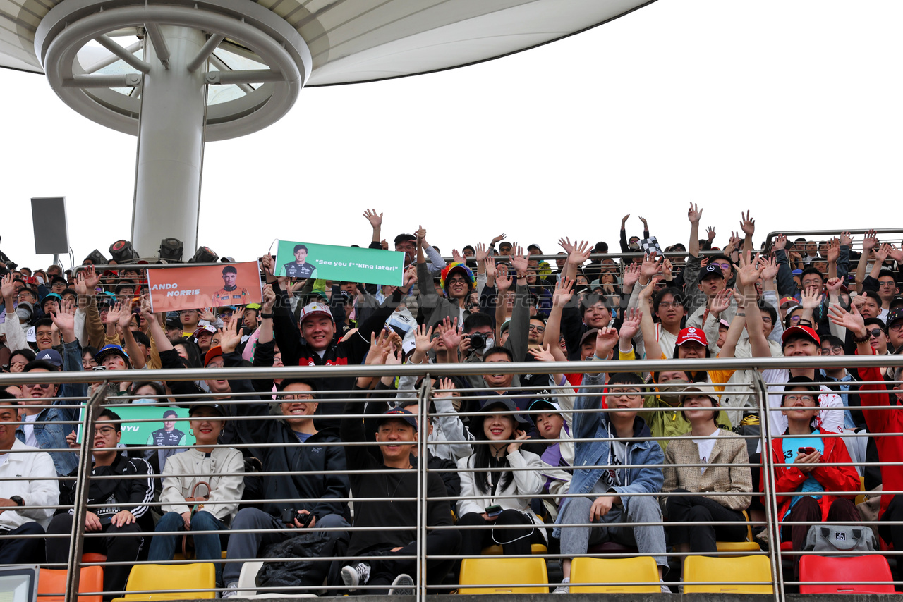GP CINA, Circuit Atmosfera - fans in the grandstand.

21.04.2024. Formula 1 World Championship, Rd 5, Chinese Grand Prix, Shanghai, China, Gara Day.

- www.xpbimages.com, EMail: requests@xpbimages.com © Copyright: Rew / XPB Images