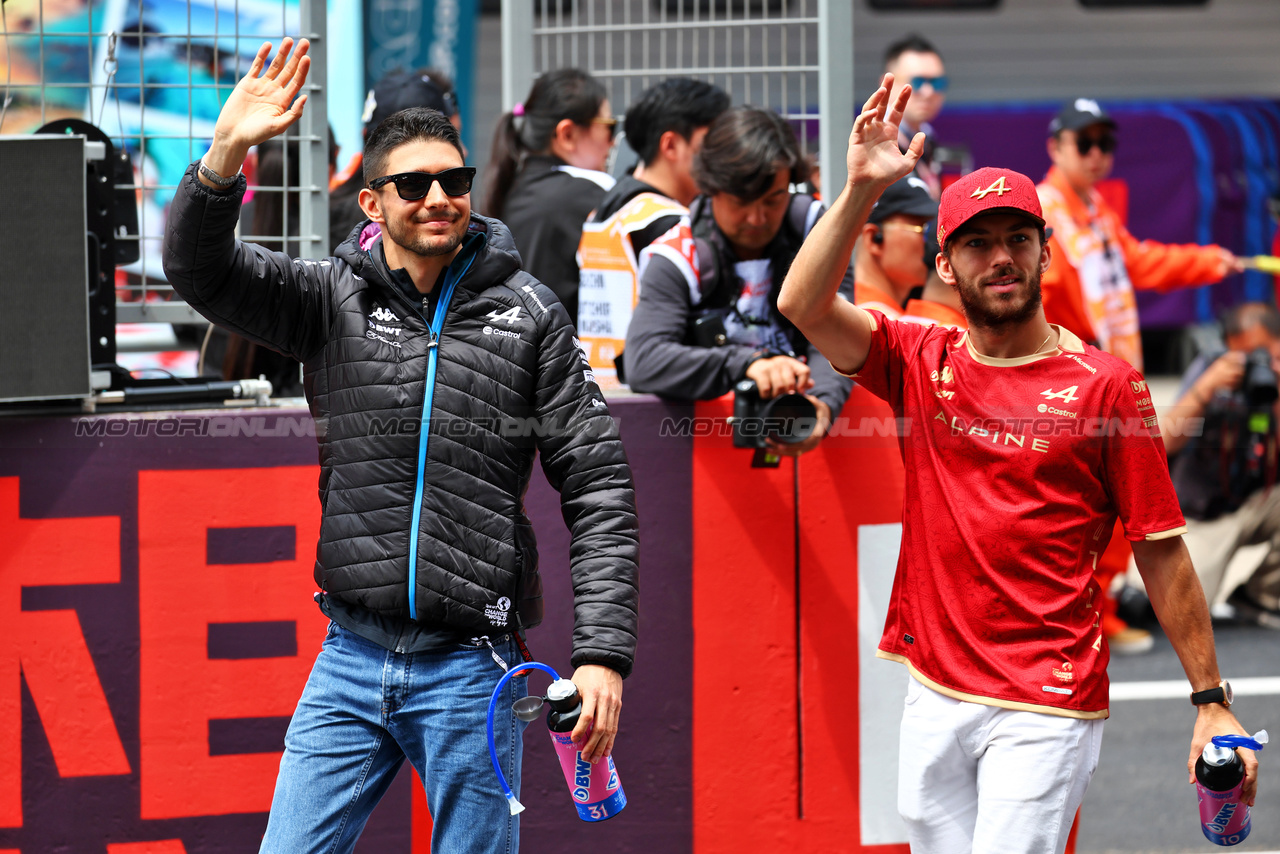 GP CINA, (L to R): Esteban Ocon (FRA) Alpine F1 Team e Pierre Gasly (FRA) Alpine F1 Team on the drivers' parade.

21.04.2024. Formula 1 World Championship, Rd 5, Chinese Grand Prix, Shanghai, China, Gara Day.

 - www.xpbimages.com, EMail: requests@xpbimages.com © Copyright: Coates / XPB Images