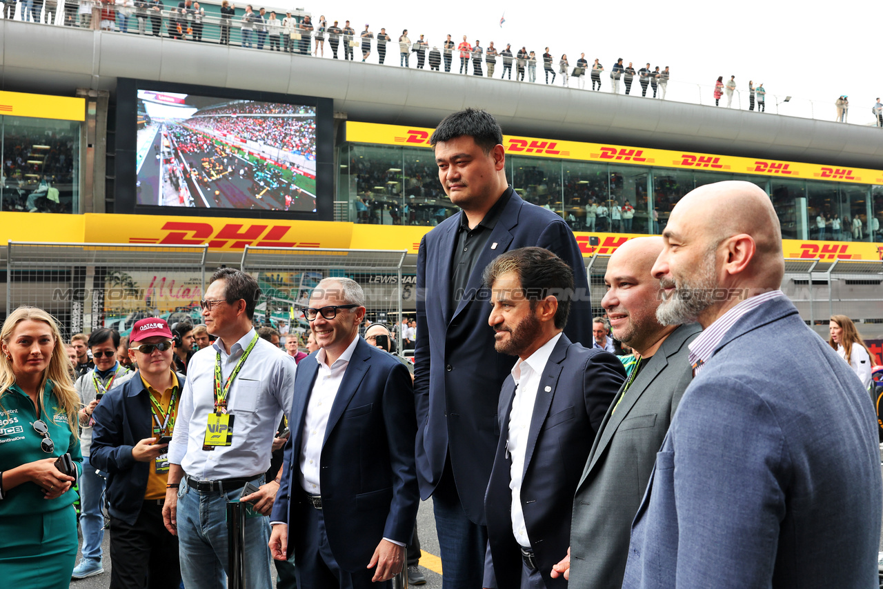 GP CINA, L to R): Stefano Domenicali (ITA) Formula One President e CEO with Yao Ming (CHN) Former Basketball Player, e Mohammed Bin Sulayem (UAE) FIA President on the grid.

21.04.2024. Formula 1 World Championship, Rd 5, Chinese Grand Prix, Shanghai, China, Gara Day.

- www.xpbimages.com, EMail: requests@xpbimages.com © Copyright: Rew / XPB Images