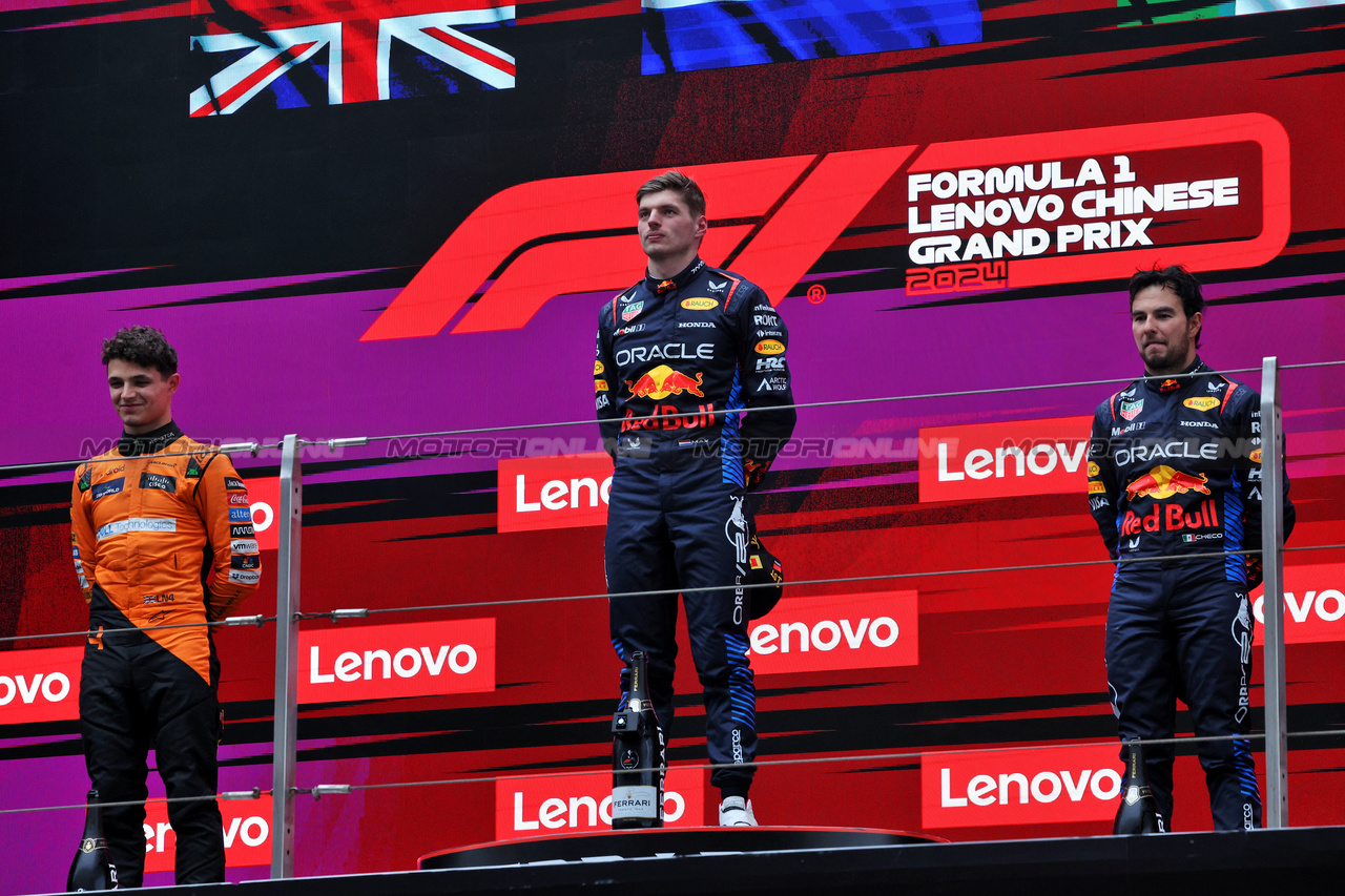 GP CINA, The podium (L to R): Lando Norris (GBR) McLaren, second; Max Verstappen (NLD) Red Bull Racing, vincitore; Sergio Perez (MEX) Red Bull Racing, third.

21.04.2024. Formula 1 World Championship, Rd 5, Chinese Grand Prix, Shanghai, China, Gara Day.

- www.xpbimages.com, EMail: requests@xpbimages.com © Copyright: Rew / XPB Images