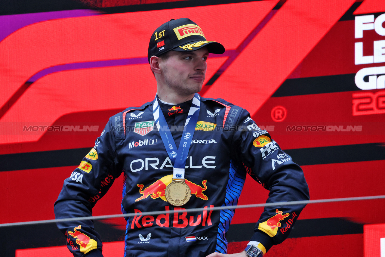 GP CINA, Gara winner Max Verstappen (NLD) Red Bull Racing celebrates on the podium.

21.04.2024. Formula 1 World Championship, Rd 5, Chinese Grand Prix, Shanghai, China, Gara Day.

- www.xpbimages.com, EMail: requests@xpbimages.com © Copyright: Rew / XPB Images