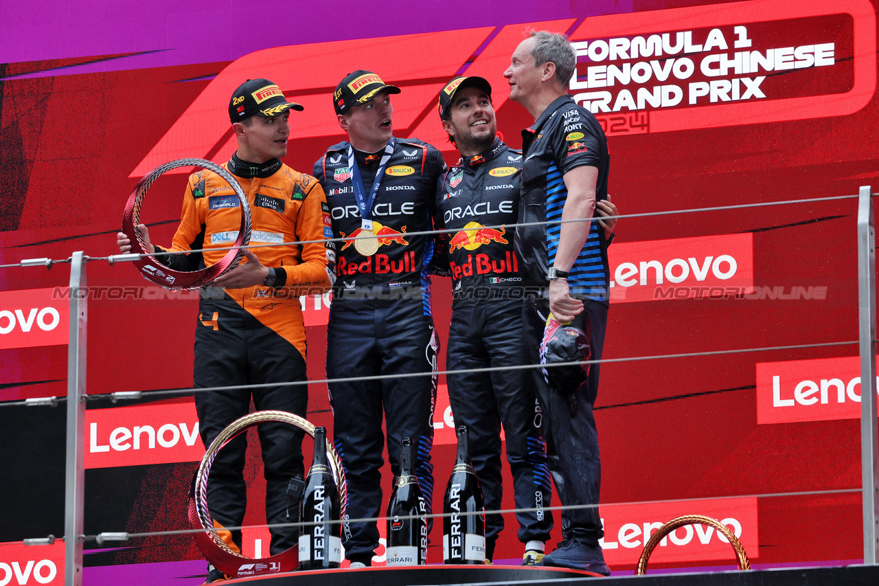 GP CINA, The podium (L to R): Lando Norris (GBR) McLaren, second; Max Verstappen (NLD) Red Bull Racing, vincitore; Sergio Perez (MEX) Red Bull Racing, third; Paul Monaghan (GBR) Red Bull Racing Chief Engineer.

21.04.2024. Formula 1 World Championship, Rd 5, Chinese Grand Prix, Shanghai, China, Gara Day.

- www.xpbimages.com, EMail: requests@xpbimages.com © Copyright: Rew / XPB Images