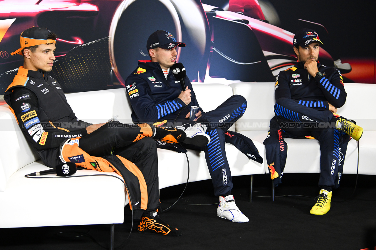 GP CINA, (L to R): Lando Norris (GBR) McLaren; Max Verstappen (NLD) Red Bull Racing; e Sergio Perez (MEX) Red Bull Racing, in the post race FIA Press Conference.

21.04.2024. Formula 1 World Championship, Rd 5, Chinese Grand Prix, Shanghai, China, Gara Day.

- www.xpbimages.com, EMail: requests@xpbimages.com © Copyright: XPB Images