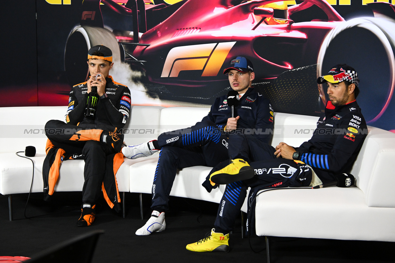 GP CINA, (L to R): Lando Norris (GBR) McLaren; Max Verstappen (NLD) Red Bull Racing; e Sergio Perez (MEX) Red Bull Racing, in the post race FIA Press Conference.

21.04.2024. Formula 1 World Championship, Rd 5, Chinese Grand Prix, Shanghai, China, Gara Day.

- www.xpbimages.com, EMail: requests@xpbimages.com © Copyright: XPB Images